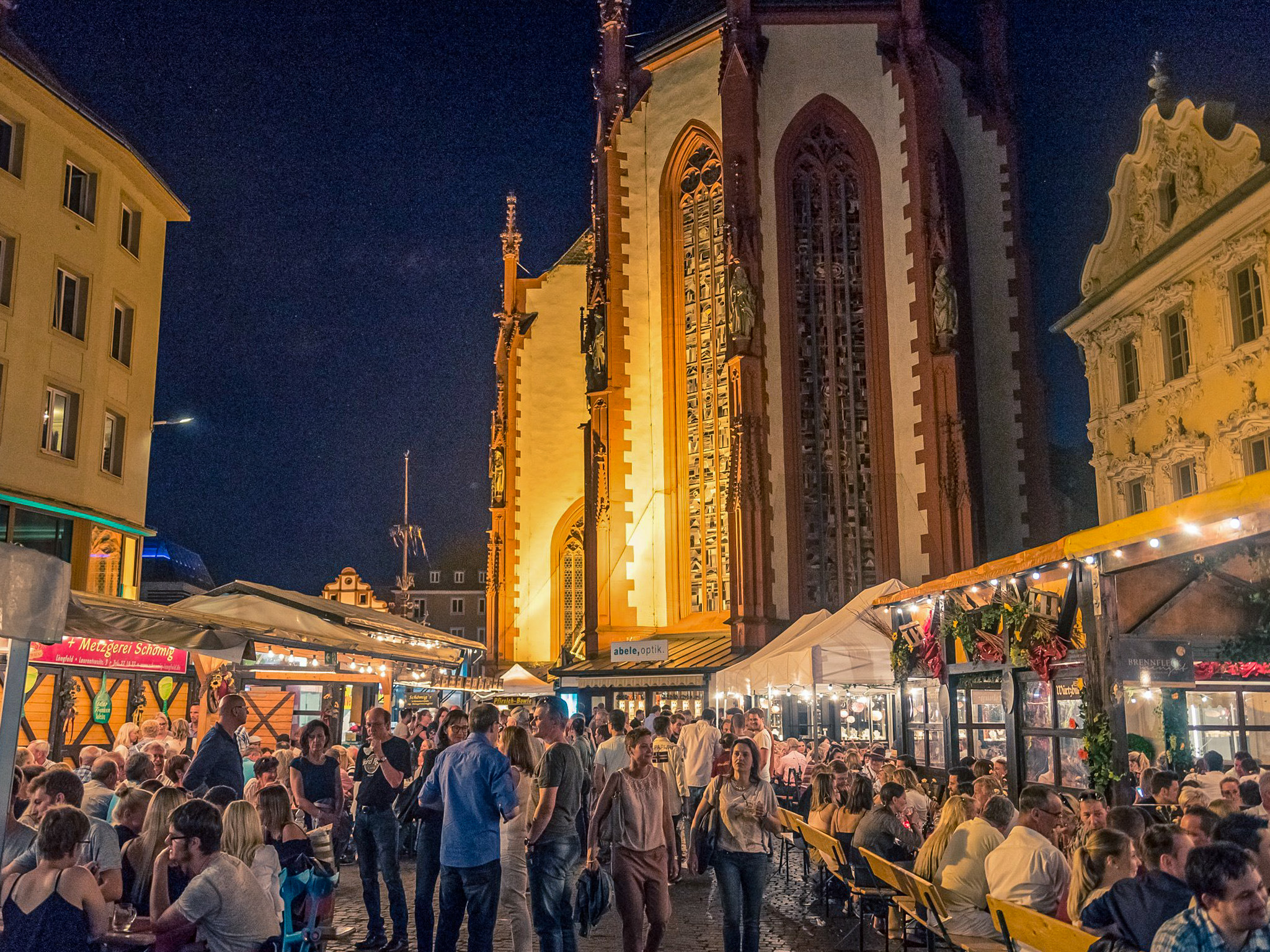Das Weindorf in Würzburg bei Nacht. Foto: Pascal Höfig