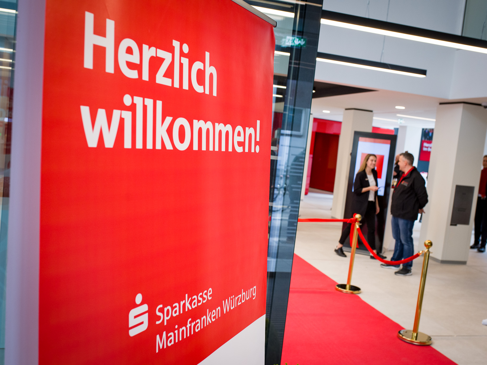 Herzlich Willkommen! Die Sparkasse Mainfranken Würzburg begrüßt ihre Kunden in der neuen Filiale in der Hofstraße. Foto: Pascal Höfig