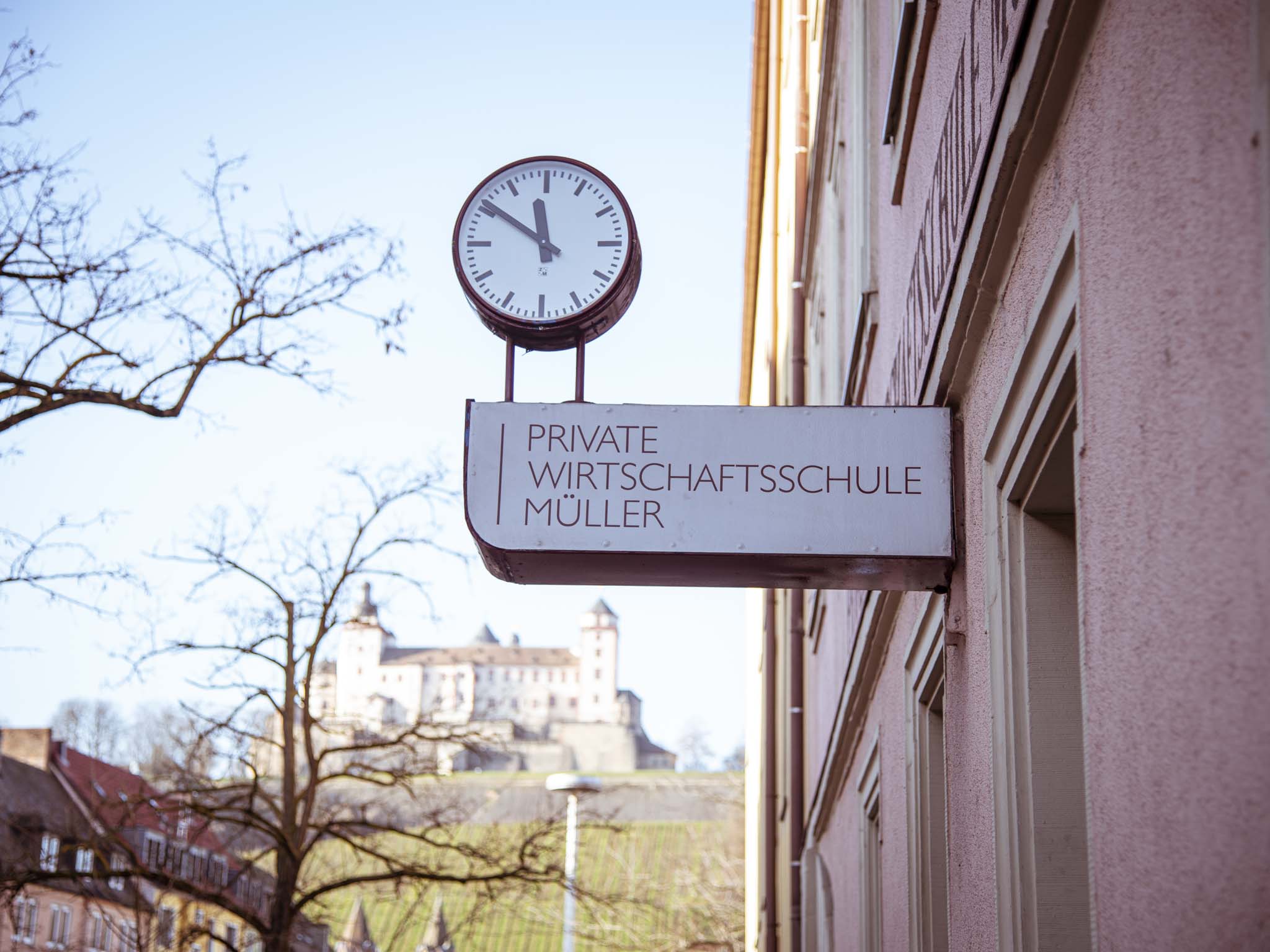 Die Private Wirtschaftsschule Müller liegt ganz zentral in Würzburg – nur wenige Gehminuten von der Innenstadt entfernt. Foto: Private Wirtschaftsschule Müller