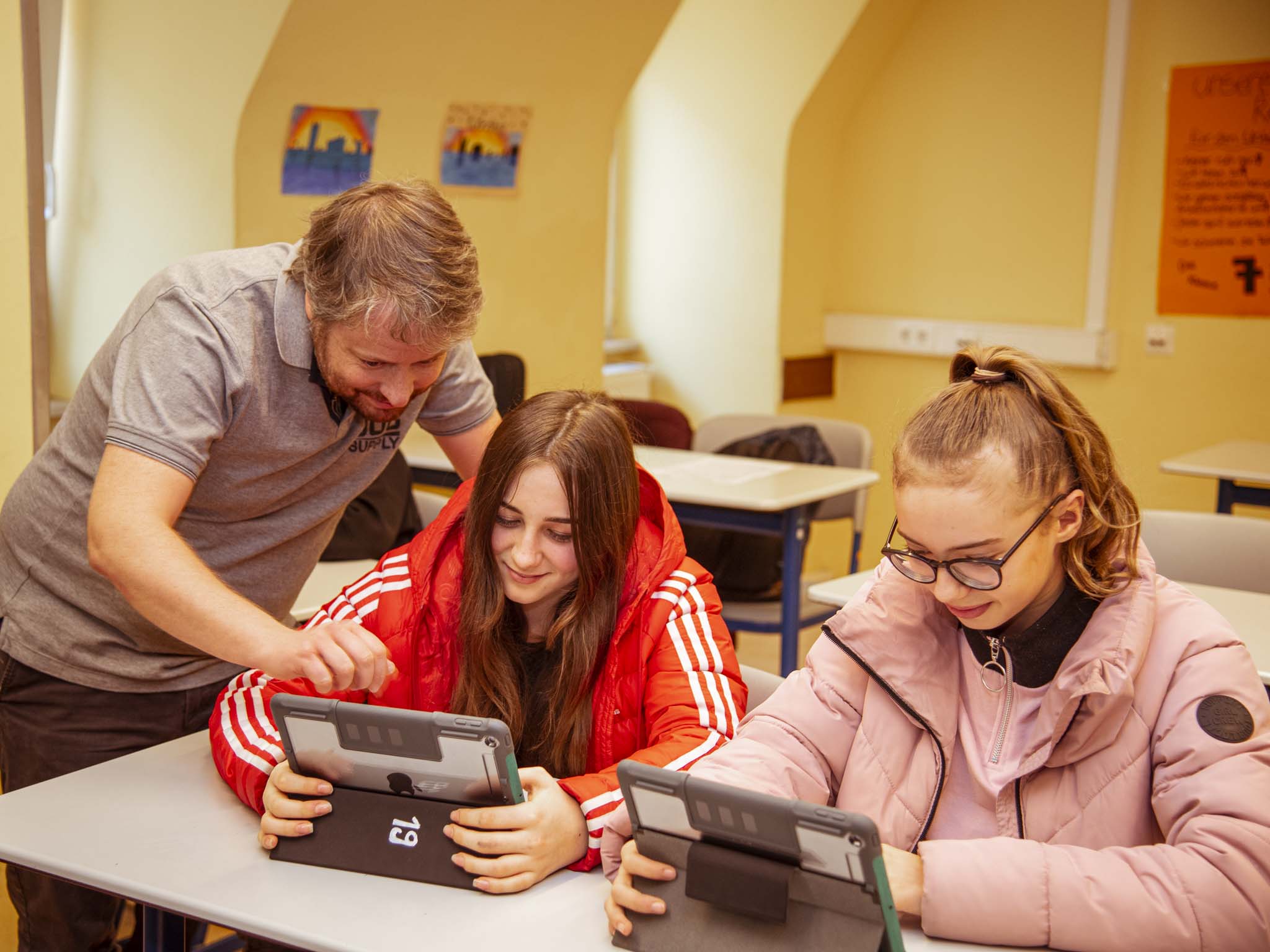 Durch den praxisnahe Lehrplan in der Wirtschaftsschule werden die Schüler schon früh auf den späteren betrieblichen Alltag vorbereitet. Foto: Dominik Ziegler