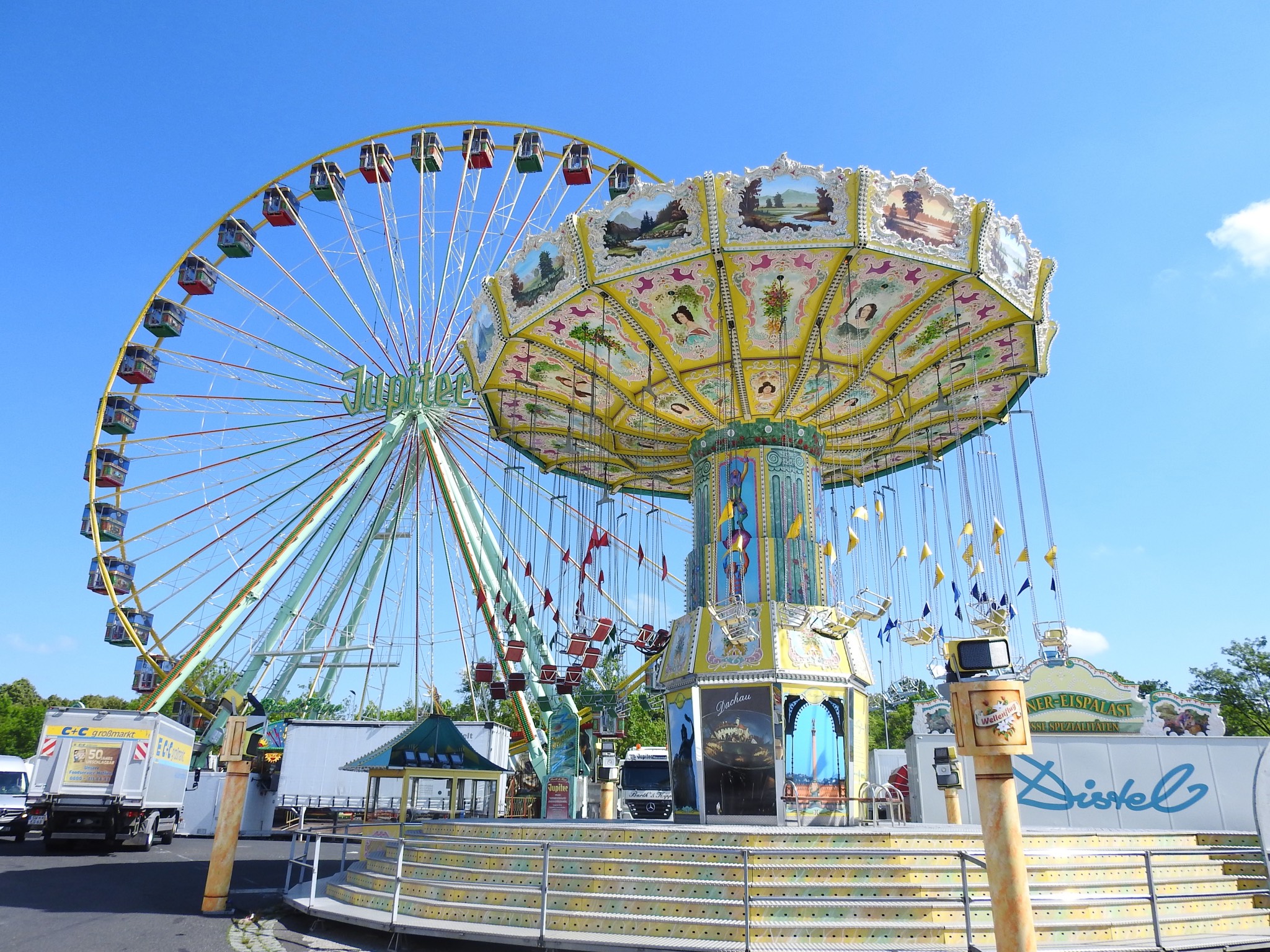 Die Aufbauarbeiten für das Volksfest 2019 laufen. Foto: Dirk Flieger