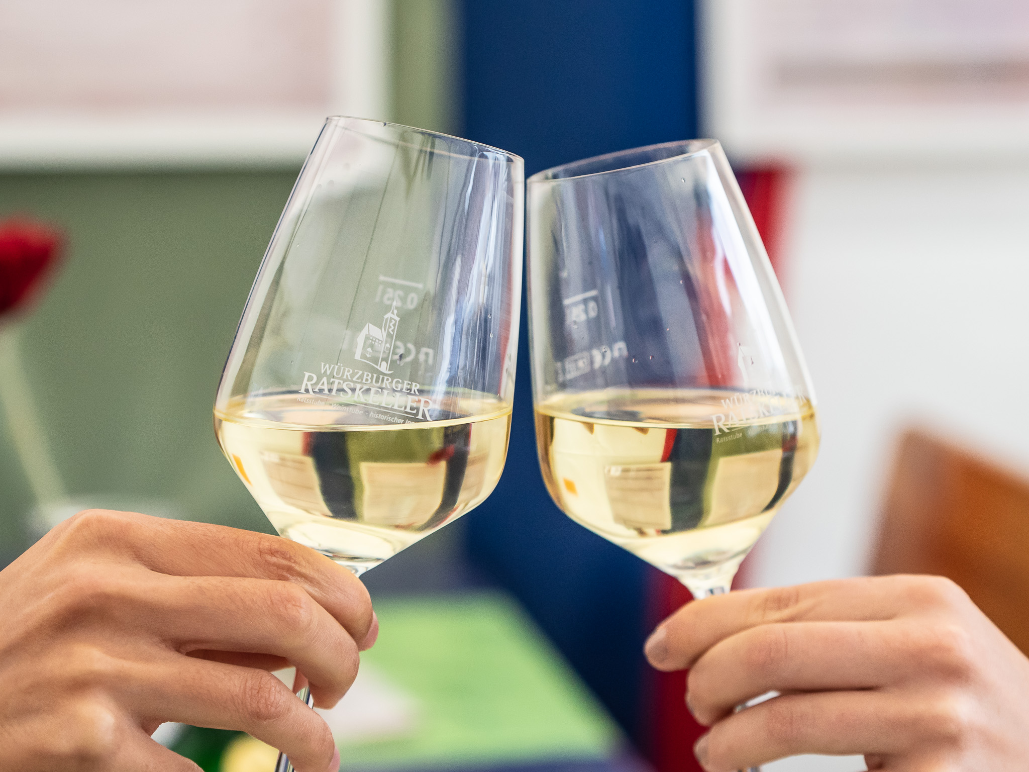 In gemütlicher Atmosphäre seinen Wein auf der Weinparade genießen. Foto: Pascal Höfig