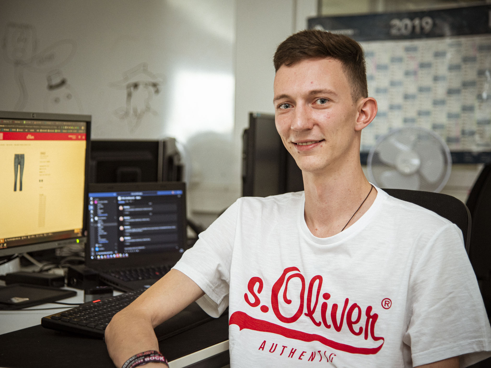 2019 09 03 WUERZBURG sOliver EB 21 WEB2048 Pascal an seinem Arbeitsplatz in der IT. Foto: Dominik Ziegler