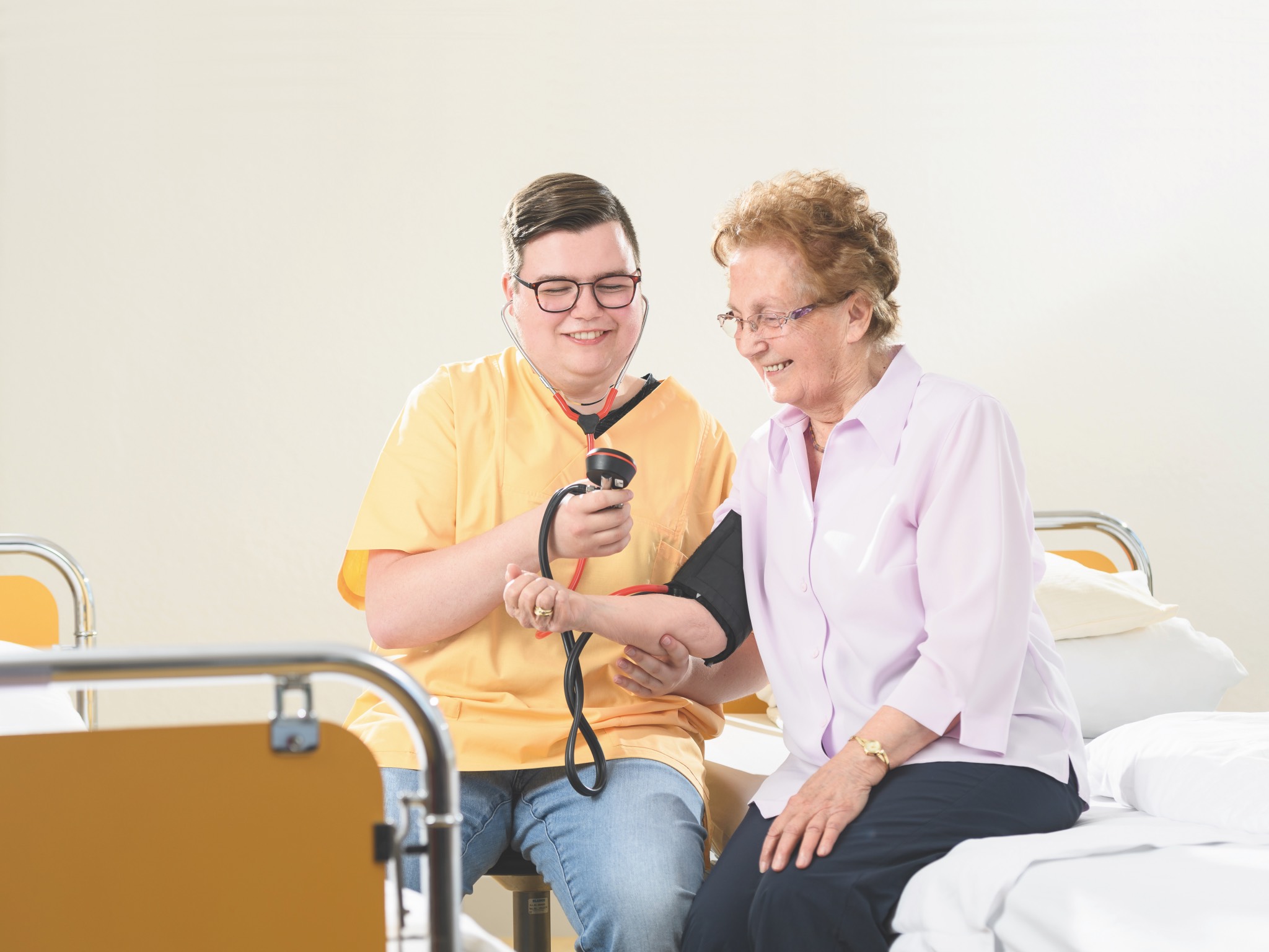 Abwechslungsreiche Aufgaben im Umgang mit den verschiedensten Menschen. Foto: Daniel Peter.