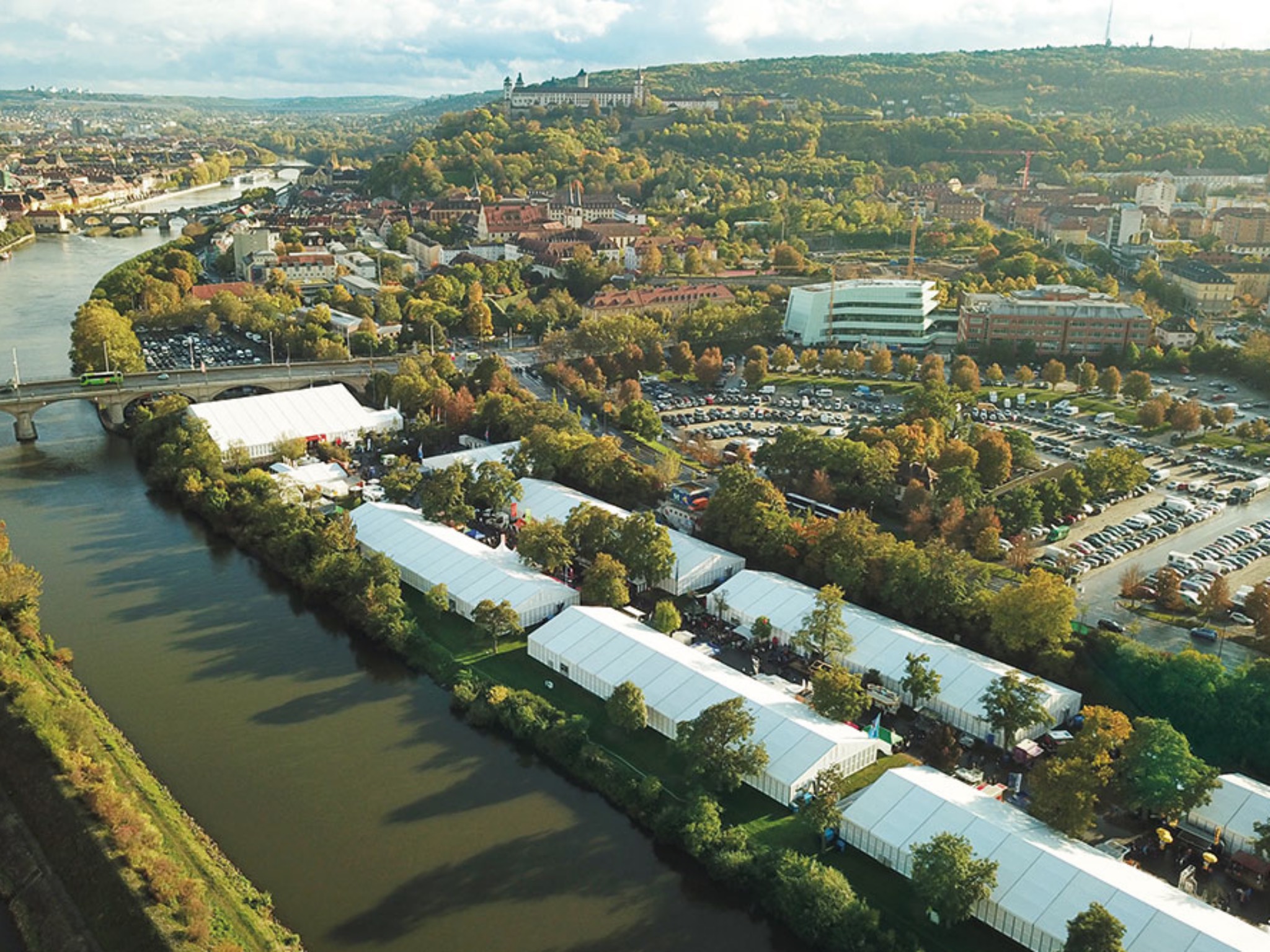 Luftbild 2_Titelbild_Mainfranken-Messe_AFAG Das Messegelände der Mainfranken-Messe am Mainufer Würzburgs. Foto: Mainfranken-Messe