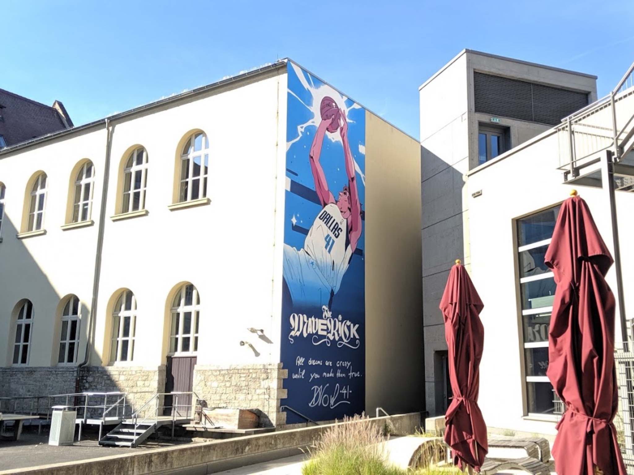 Die Turnhalle des Röntgen-Gymnasiums ziert nun ein Wandgemälde mit Dirk Nowitzki darauf. Foto: CJP