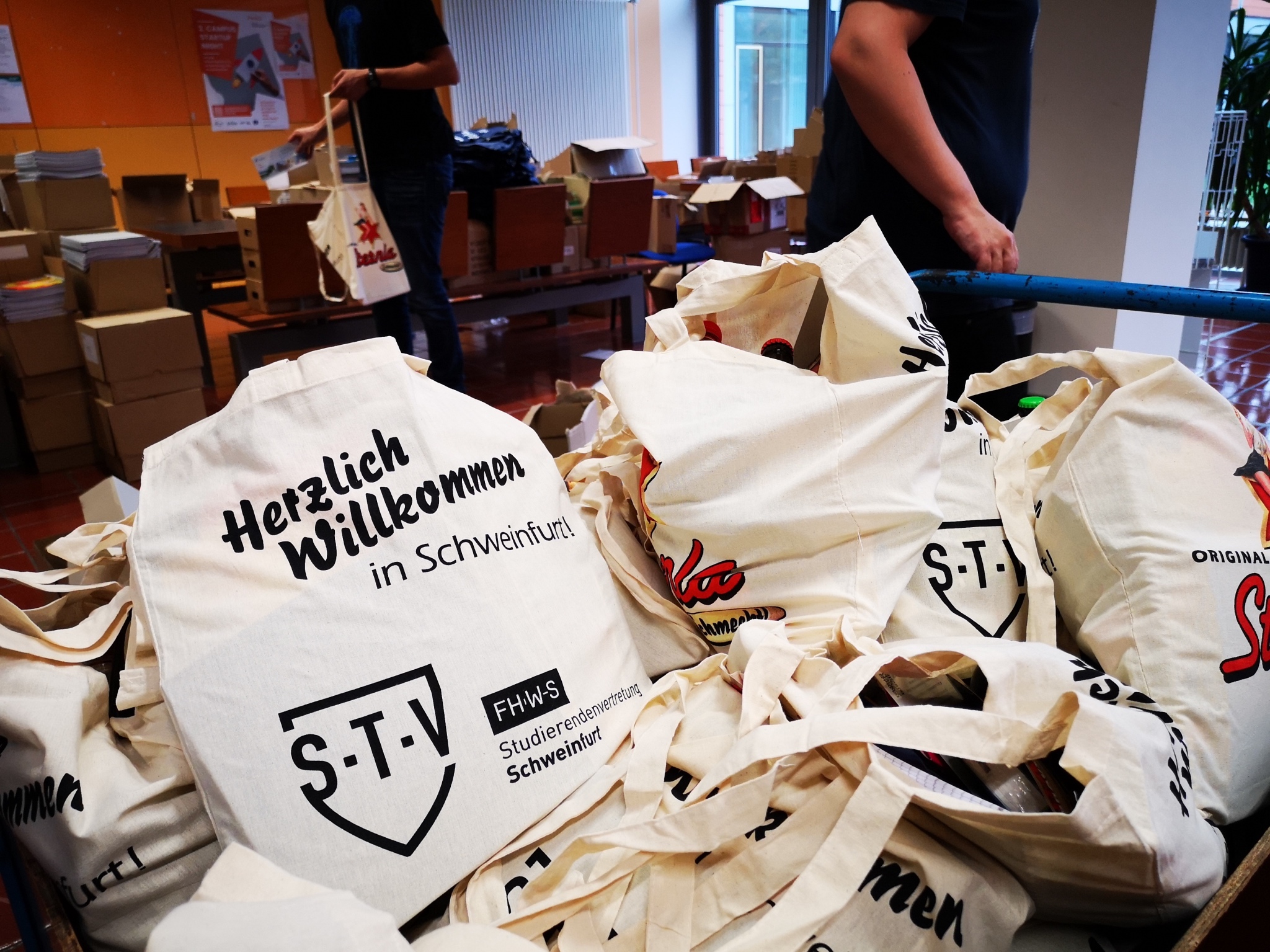 Erstsemestertüten Die Ersti-Tüten enthalten unter anderem Infomaterial über sexuell übertragbaren Krankheiten. Foto: Adrian Bausewein