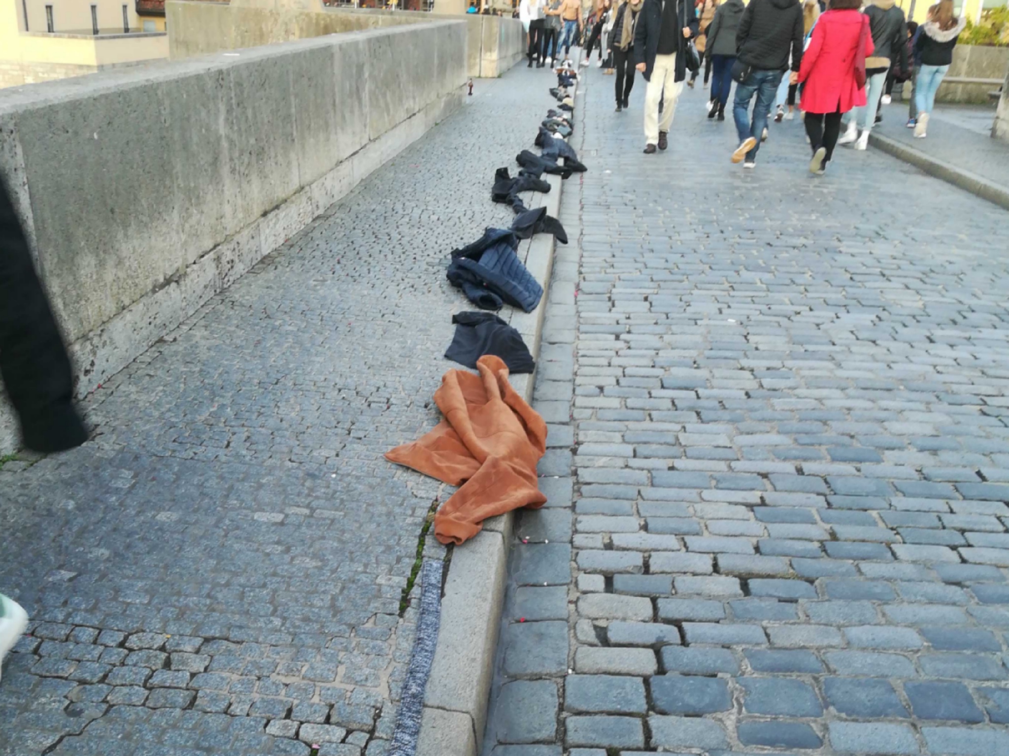 Kleiderkette Kleiderkette auf der alten Mainbrücke. Foto: Jessica Hänse