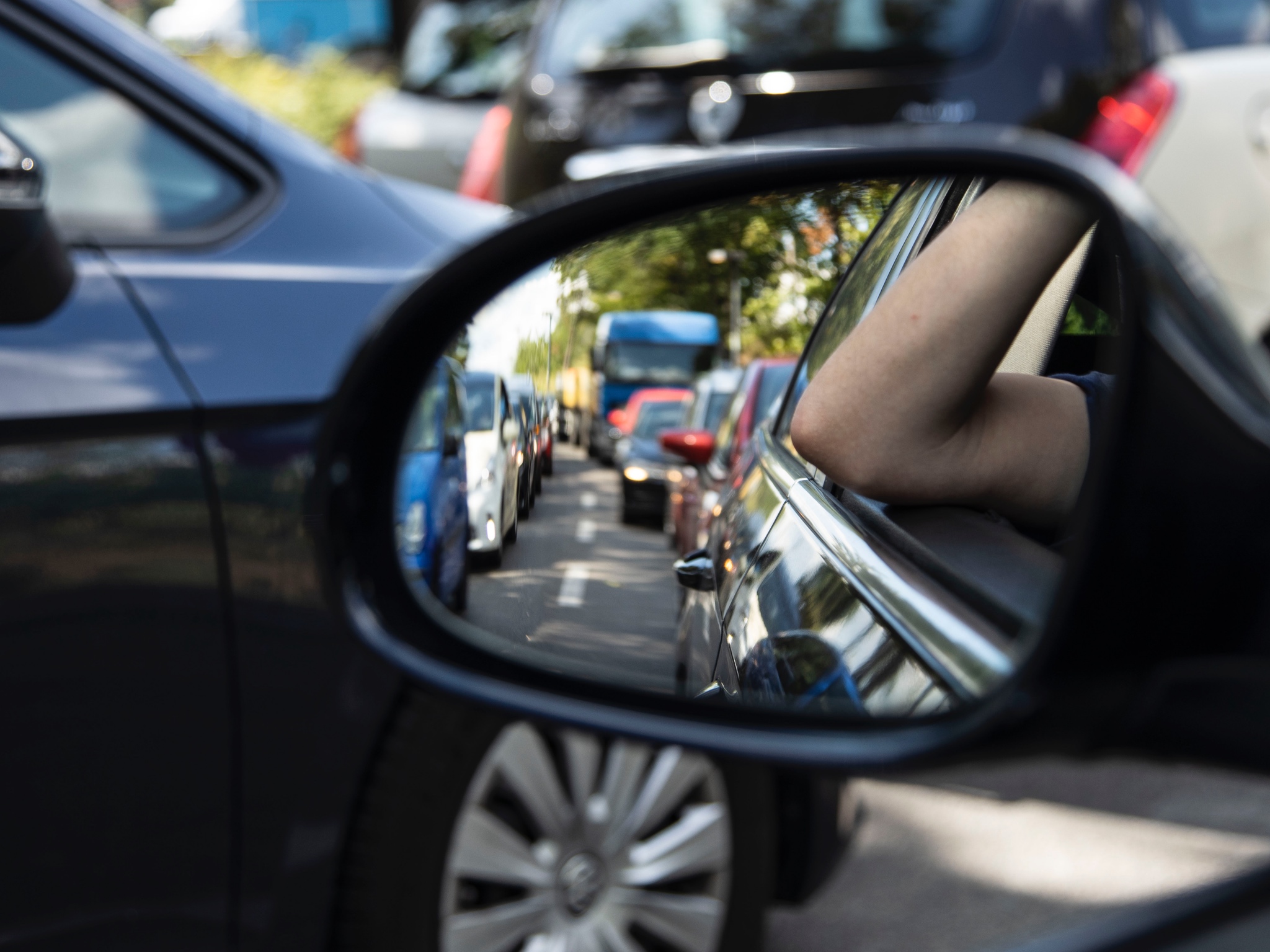 Frust im Stau: Immer mehr Beschäftigte haben weite Wege zur Arbeit. Foto: IG BAU