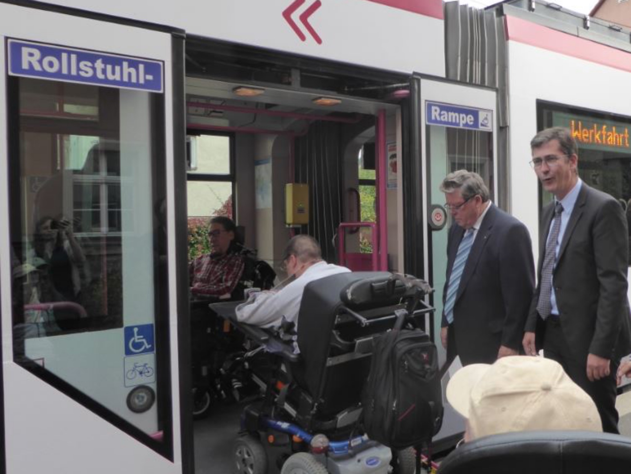 Neue Rollstuhl-Rampen an Würzburgs Strabas. Foto. WVV