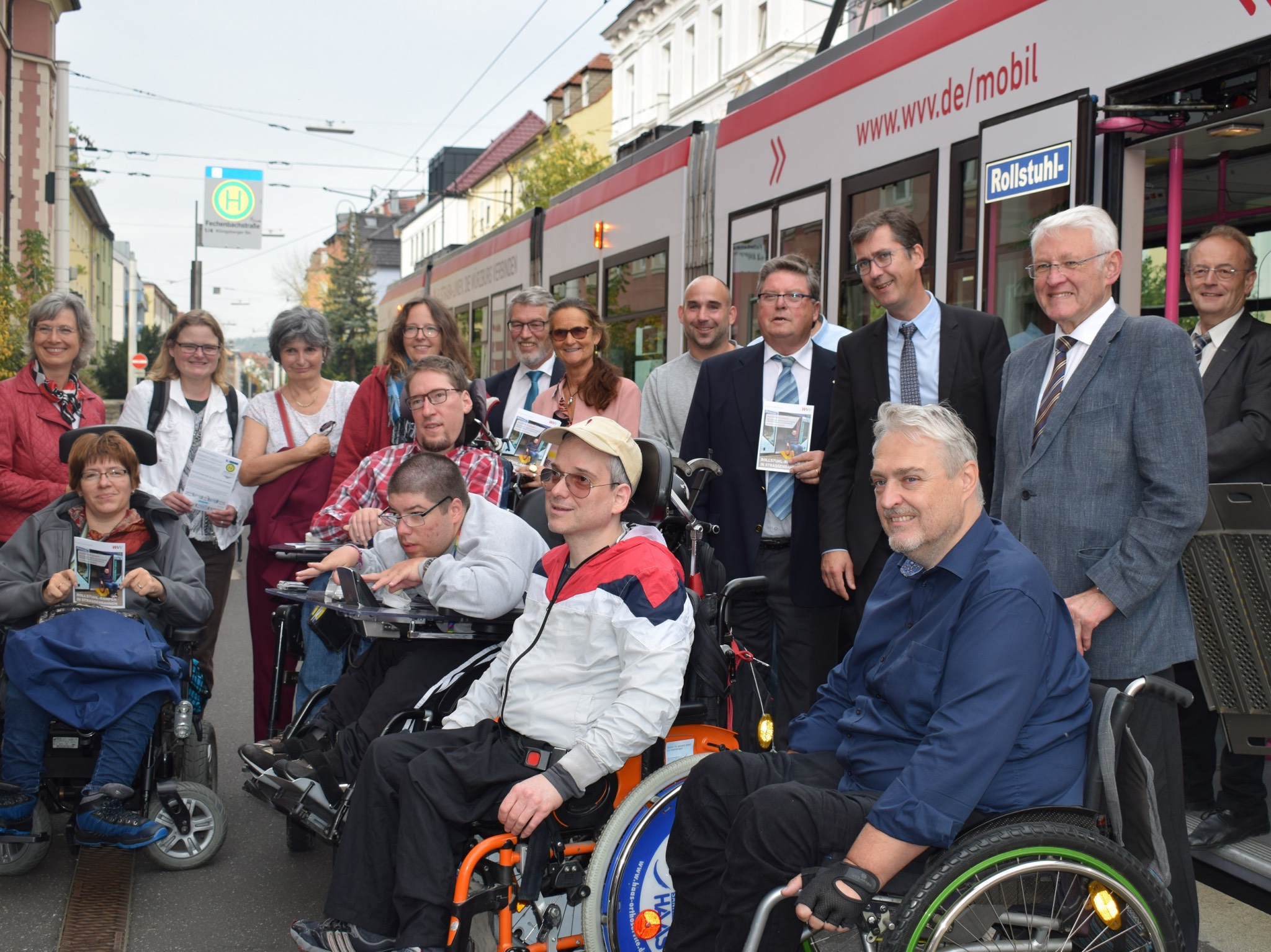 Rollstuhl-Rampe_Straba_2 Neue Rollstuhl-Rampen an Würzburgs Strabas vorgestellt. Foto. WVV