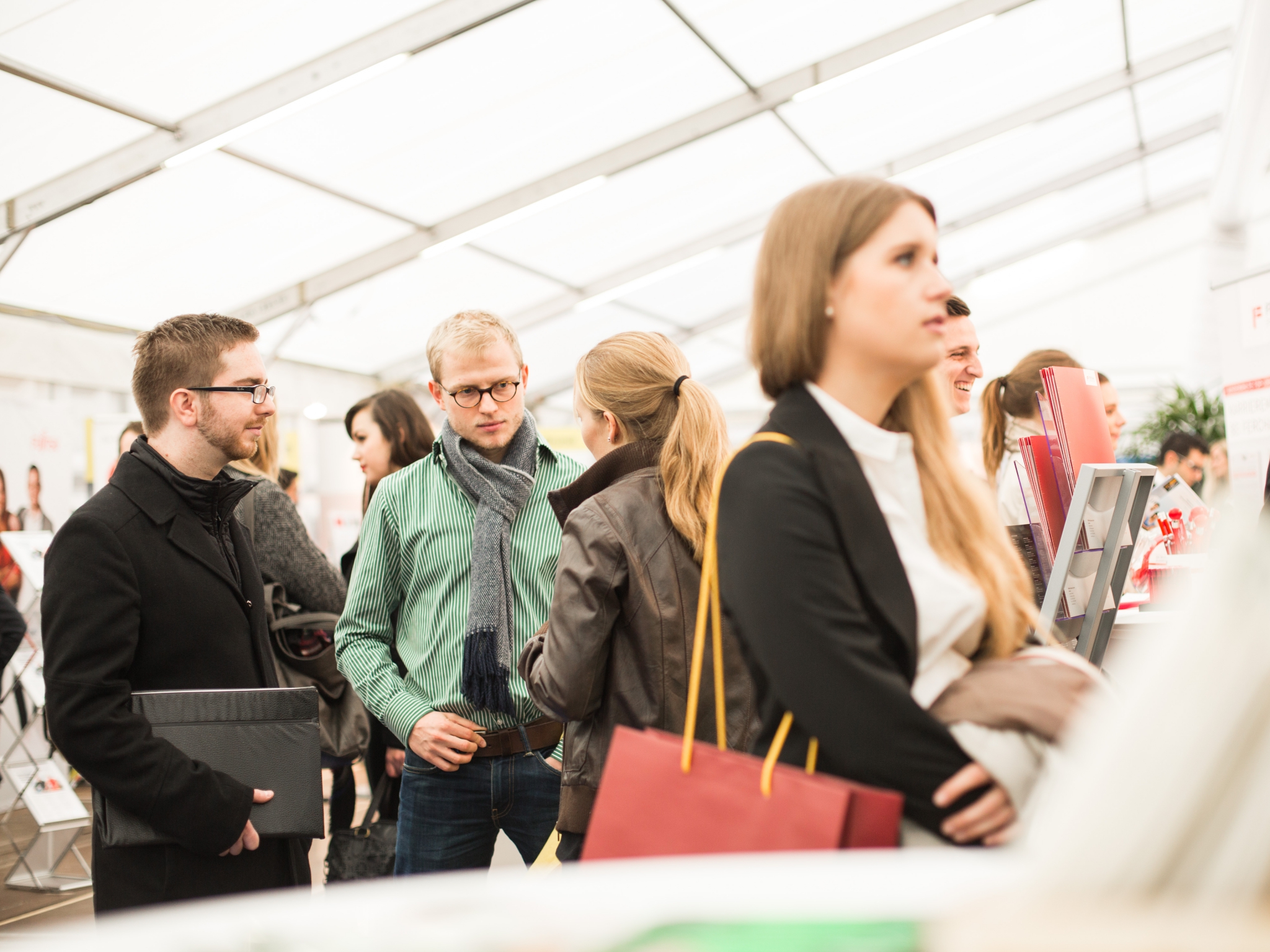 Auf der Jobmesse study&stay bauen Unternehmen ihre Stände auf und freuen sich über zahlreiche Interessenten. Foto: Universität Würzburg GmbH
