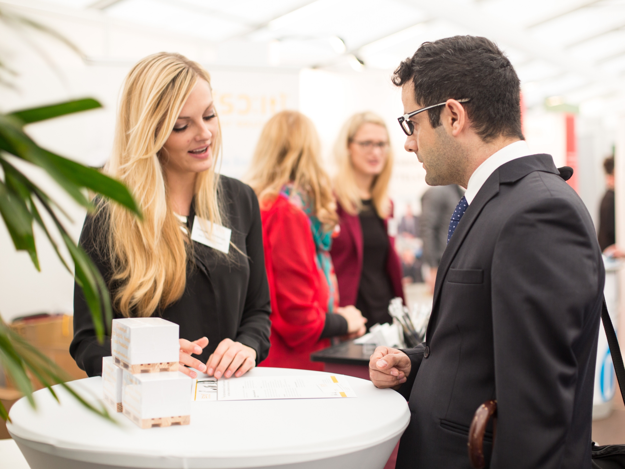 study&stay_messe_uni_wuerzburg Auf der study&stay Messe haben Studierende die Chance, sich mit potenziellen Arbeitgebern auszutauschen. Foto: Universität Würzburg GmbH