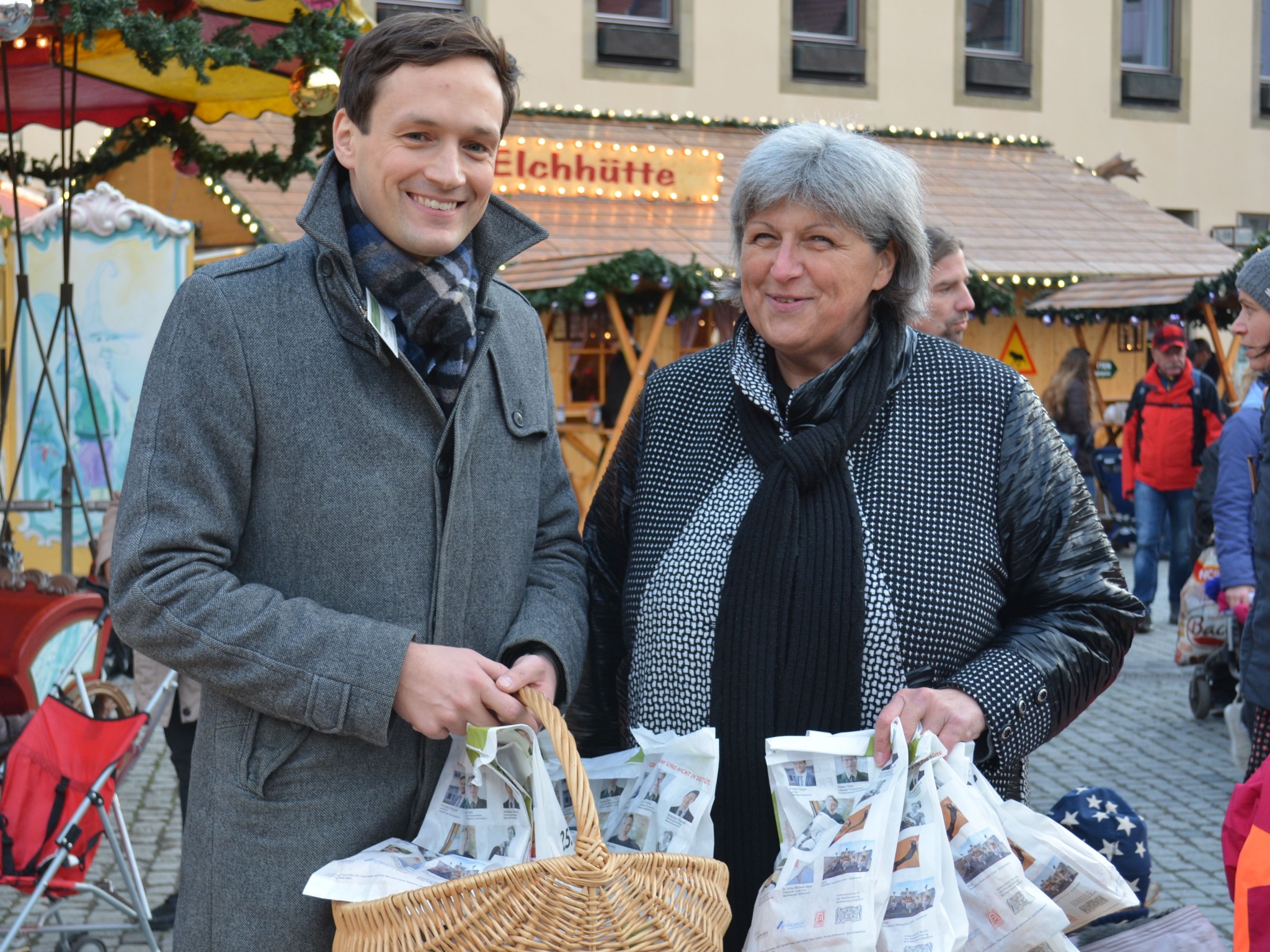 Gegen_Gewalt Florian Töpper und Ute Suckfüll beim Verteilen der Tüten im Jahr 2016. Bild: Landratsamt Schweinfurt, Uta Baumann