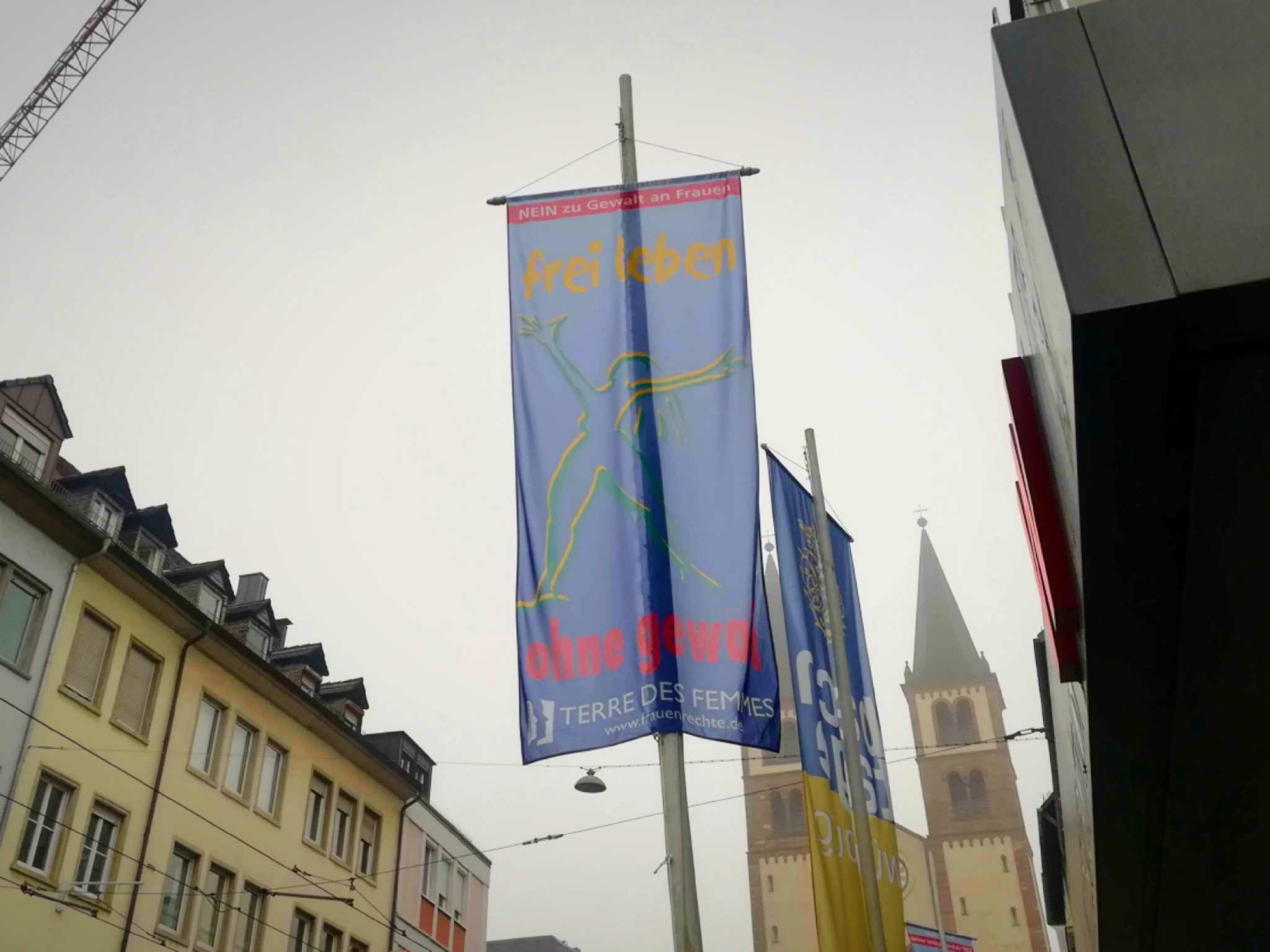 Gewalt Frauen_Flagge Beflaggung in Würzburg als Zeichen gegen Gewalt an Frauen. Foto: Jessica Hänse