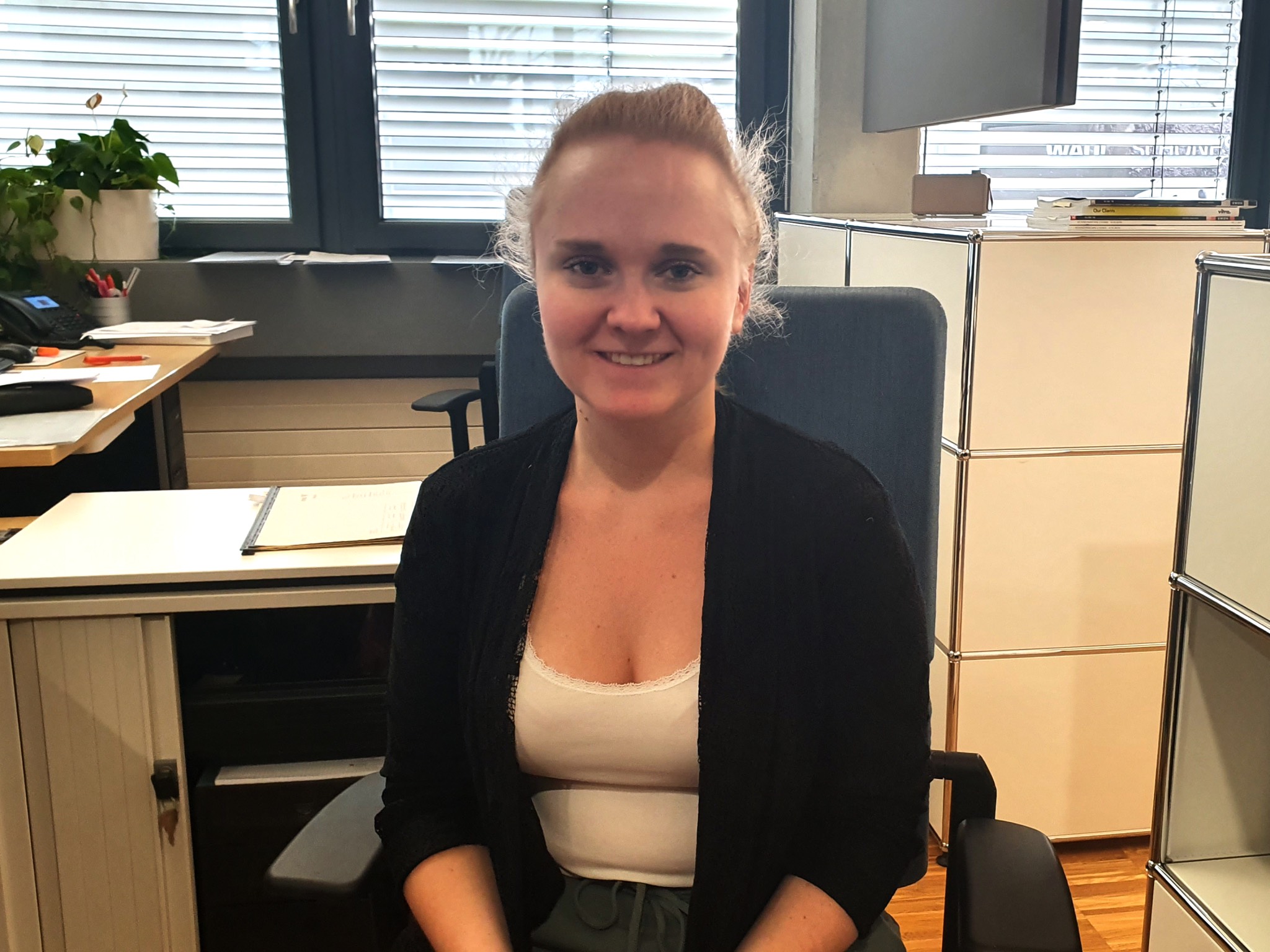 Karolina macht eine Ausbildung beim büroforum. Foto: Nadja Rabinowitsch