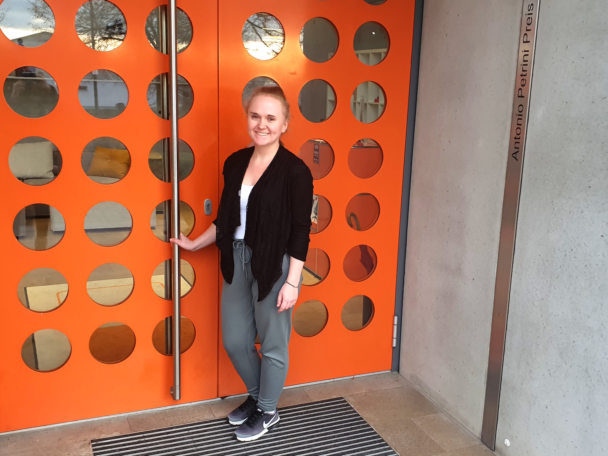 einrichten-design-azubi-karolina Karolina fühlt sich wohl und gut aufgehoben bei der büroforum planen und einrichten GmbH. Foto: Nadja Rabinowitsch