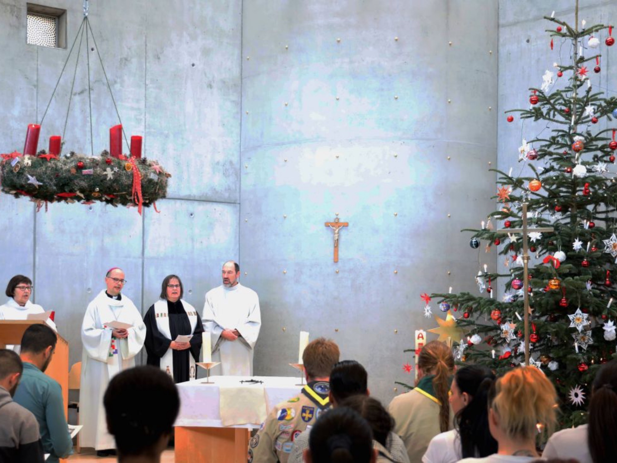 Bischof Jung beim Gottesdienst mit den Gefangenen in der JVA. Foto: Markus Hauck/POW