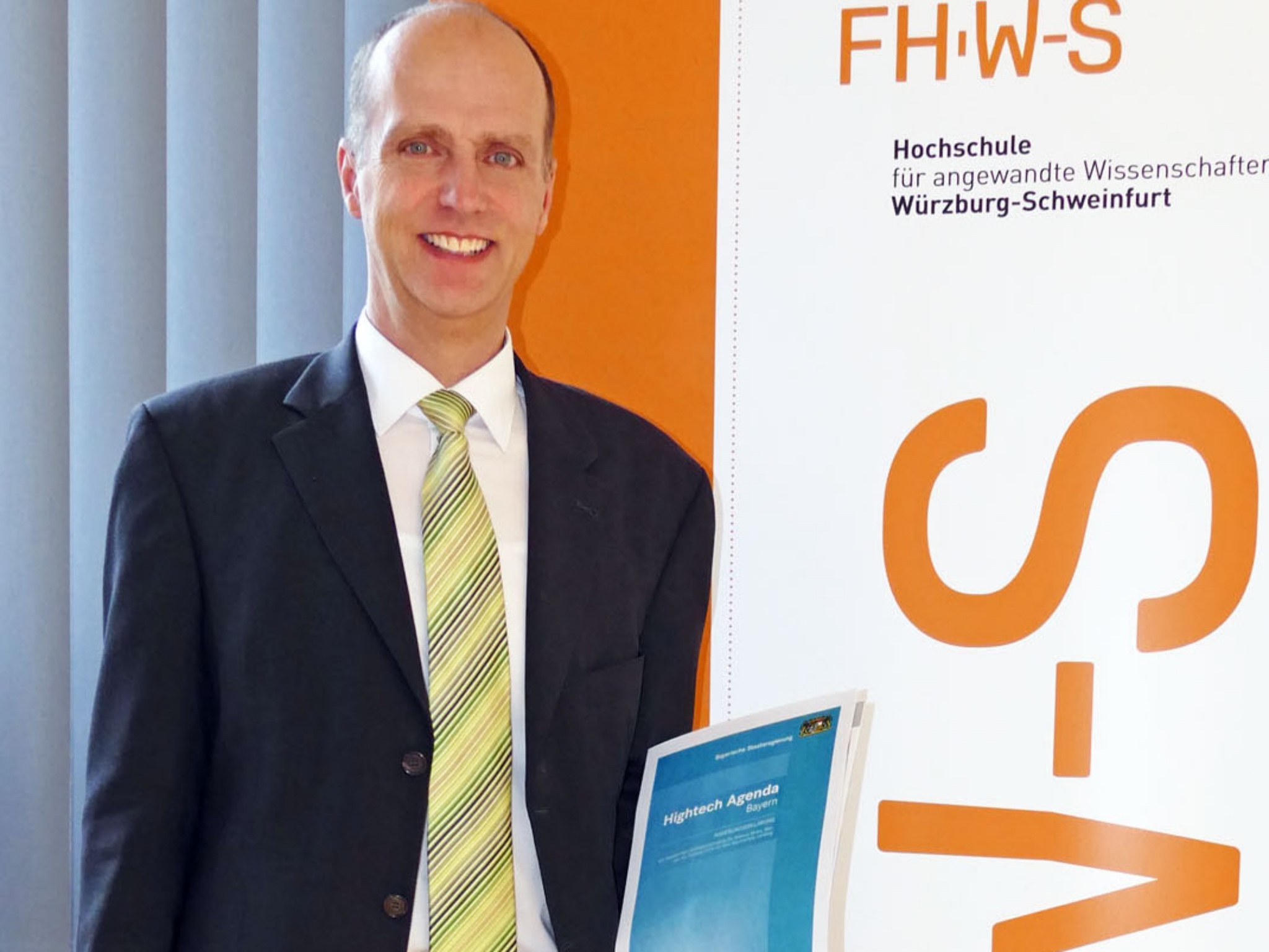 FHWS-Präsident Professor Dr. Robert Grebner freut sich über die Förderungen, die mit der „Hightech Agenda Bayern“ für die FHWS verbunden sind. Foto: FHWS / Klein