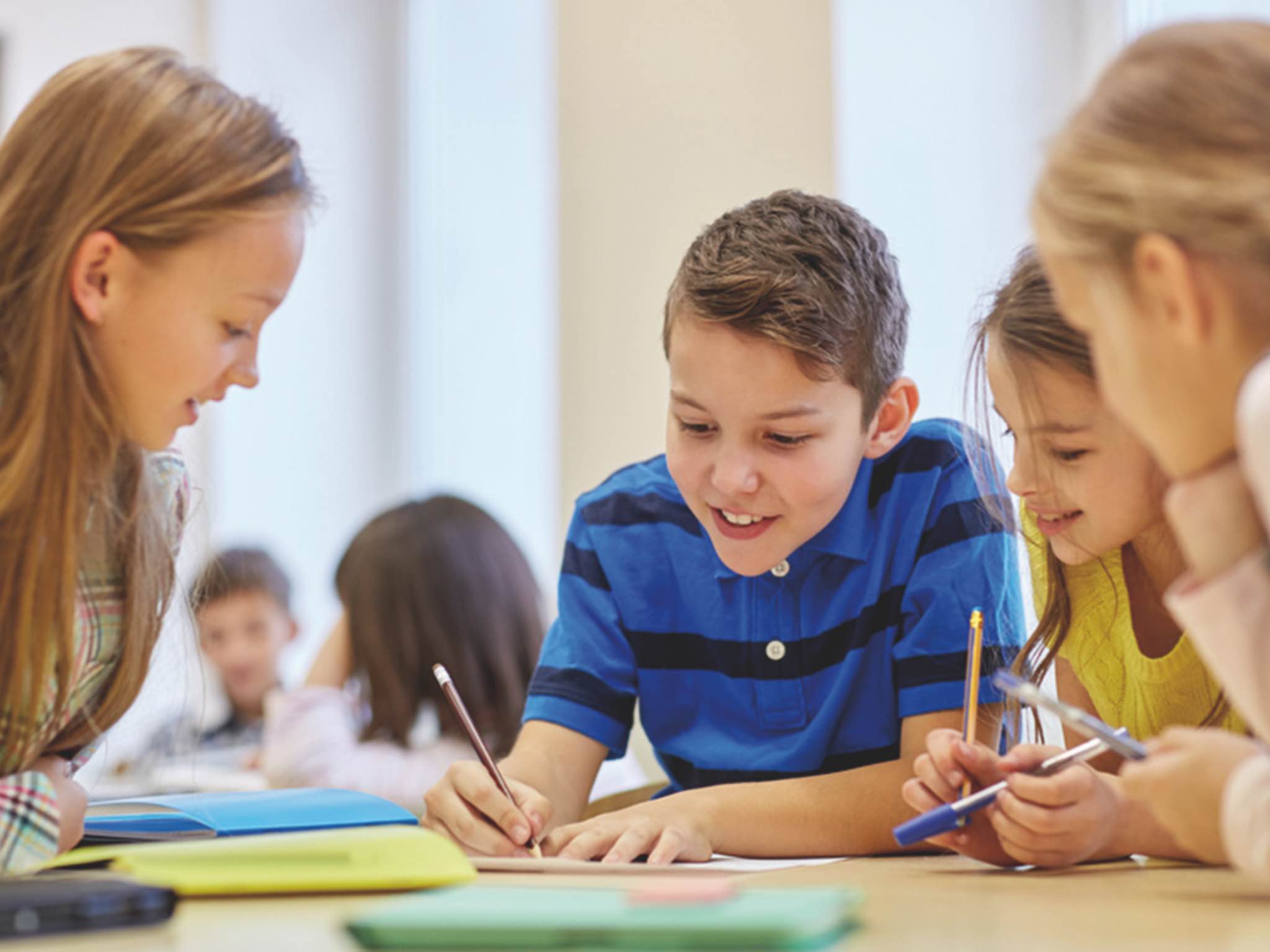 group of students talking and writing at school Das Dag-Hammarskjöld-Gymnasium hat neben dem klassischen Unterricht einiges zu bieten. Foto: Fotolia