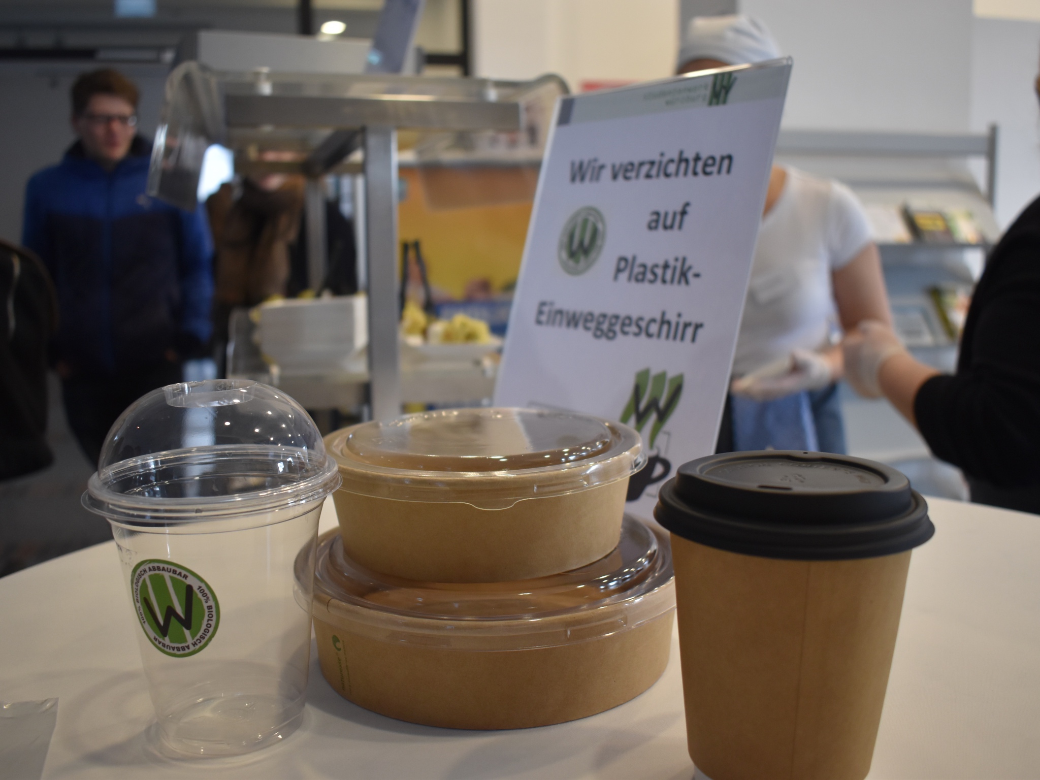 PM_Weg mit Plastik2 Das Studentenwerk Würzburg setzt auf biologisch abbaubare Materialien. Foto: Studentenwerk Würzburg/Andrea Bala und Tanja Scheller