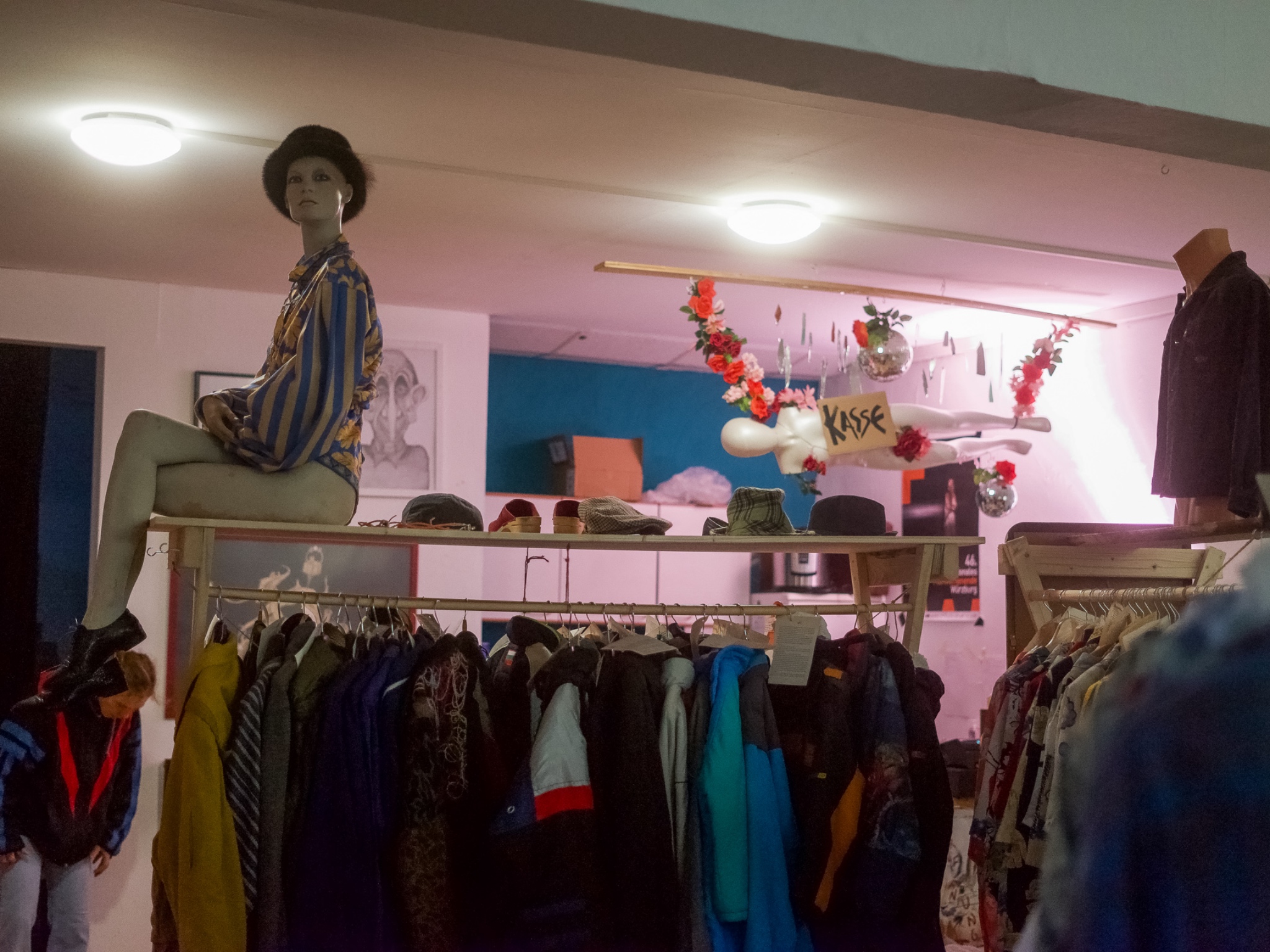 Ganz viel zum Stöbern: Bei "Kapitel 2" gibt es Secondhand in der Zellerau. Foto: Kapitel II