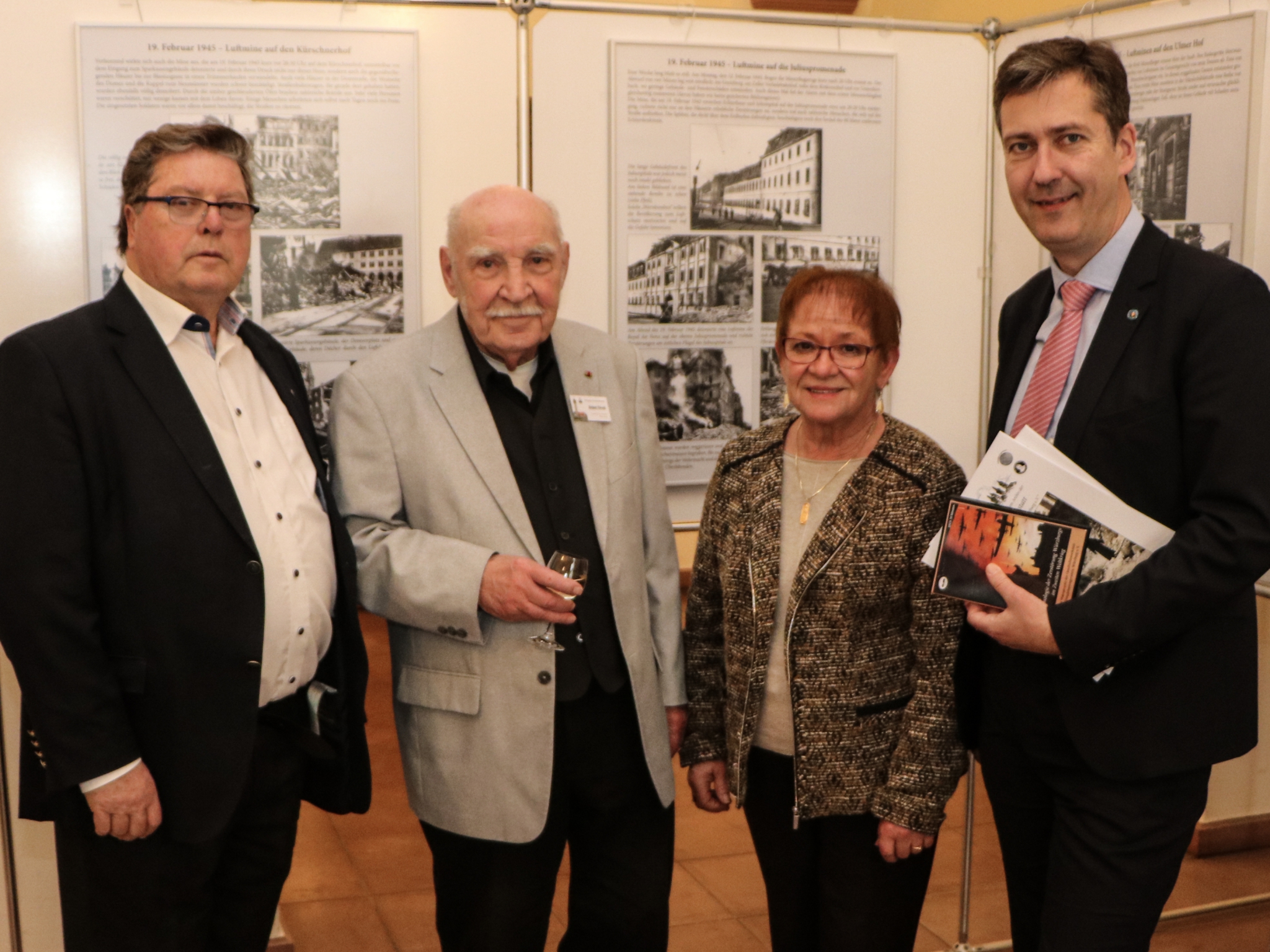 Georg_Wagenbrenner_Zerstörung_Würzburgs Tote und Trümmer als Mahnung: Bürgermeister Dr. Adolf Bauer, Helmut Försch, Bürgermeisterin Marion Schäfer-Blake und Oberbürgermeister Christian Schuchardt bei der Ausstellungseröffnung der Geschichtswerkstatt im Verschönerungsverein im Würzburger Rathaus. Foto: Georg Wagenbrenner