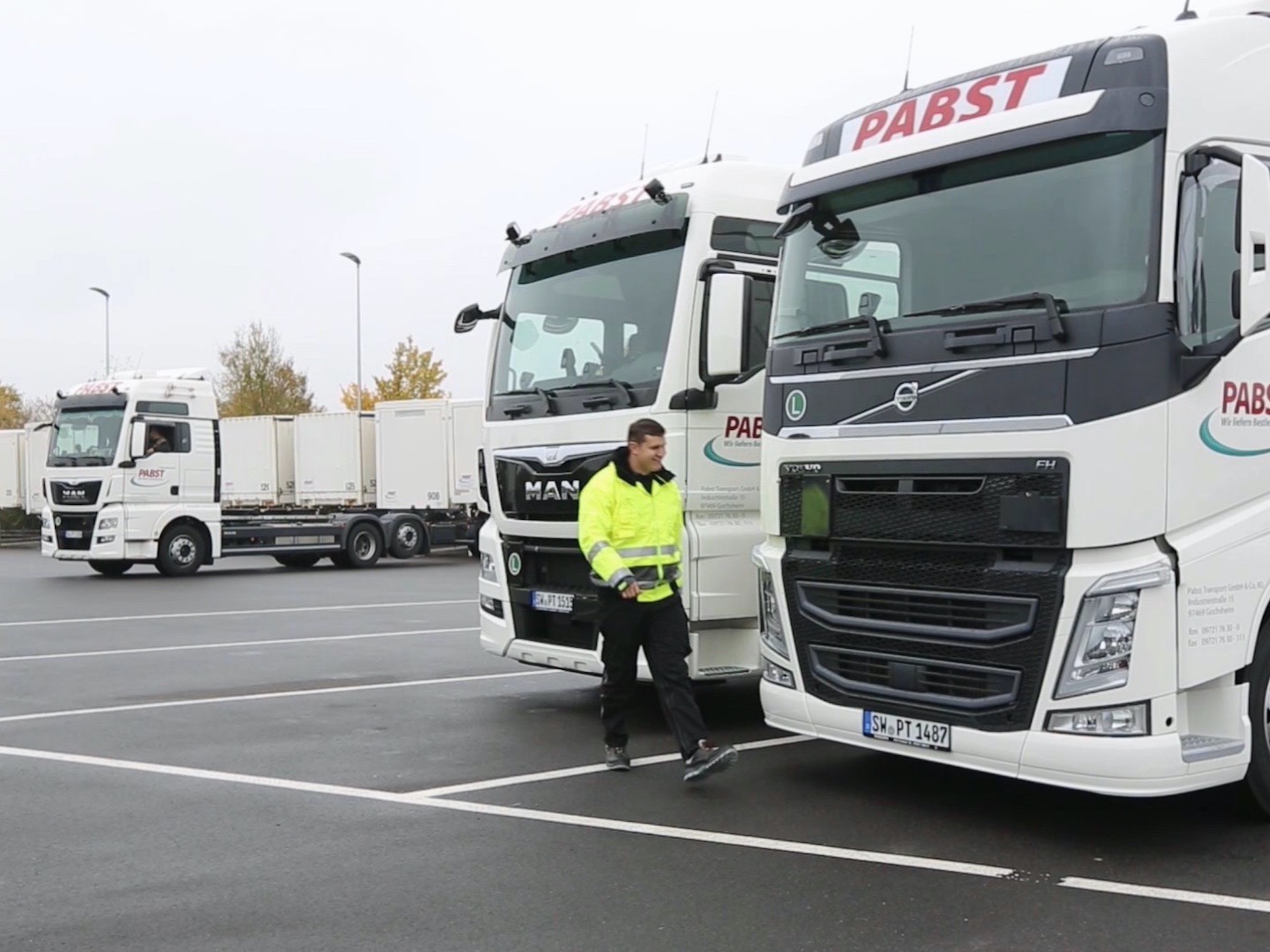 Pabst_Transport_Parkplatz_Lastkraftwagen Die LKW-Flotte bei Pabst Transport. Foto: Andreas Wagner/ Pabst Transport