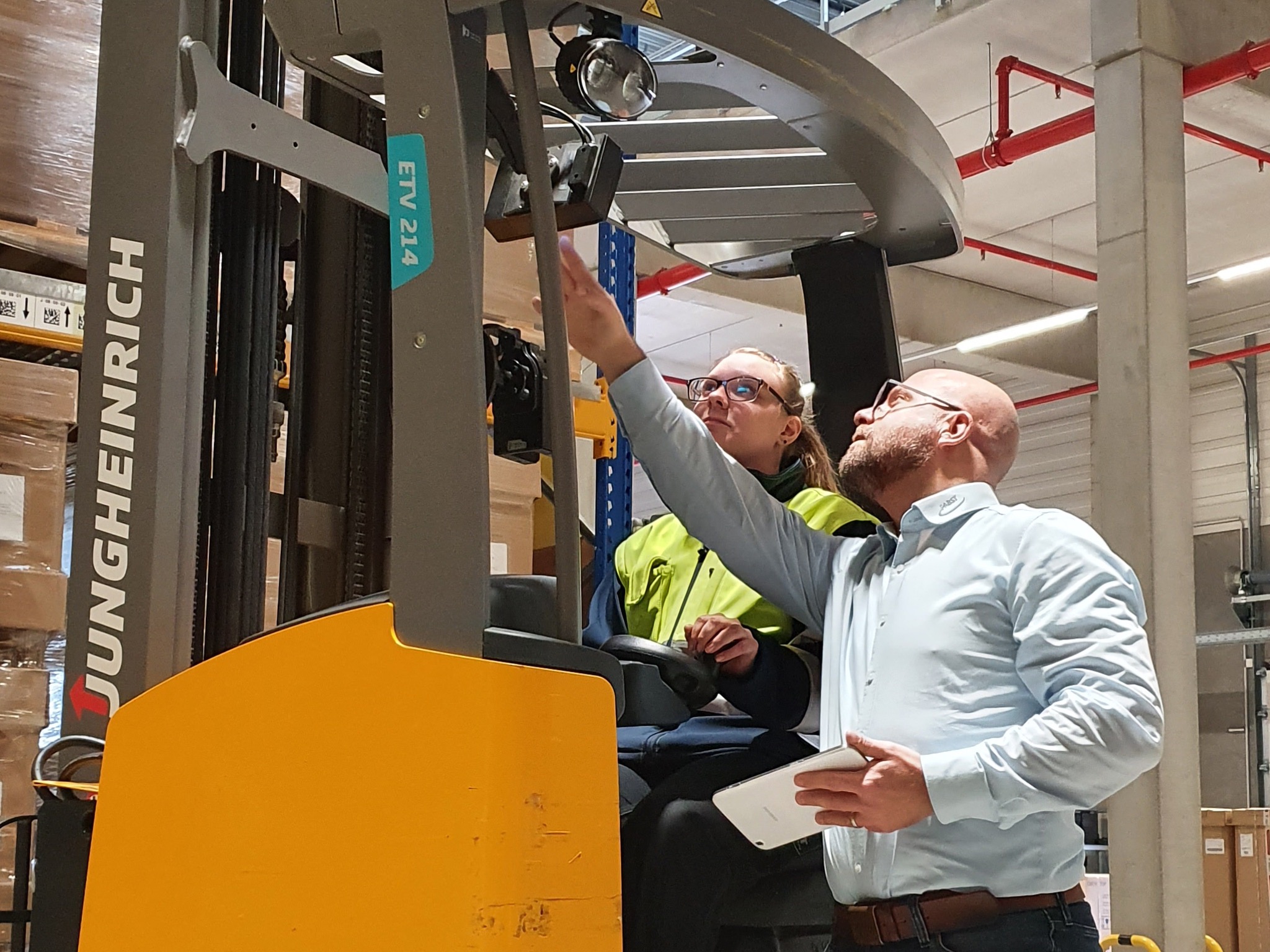 Thomas Metz (Geschäftsbereichsleiter Logistik) und Auszubildende bei der Einweisung. Foto: Pabst Transport