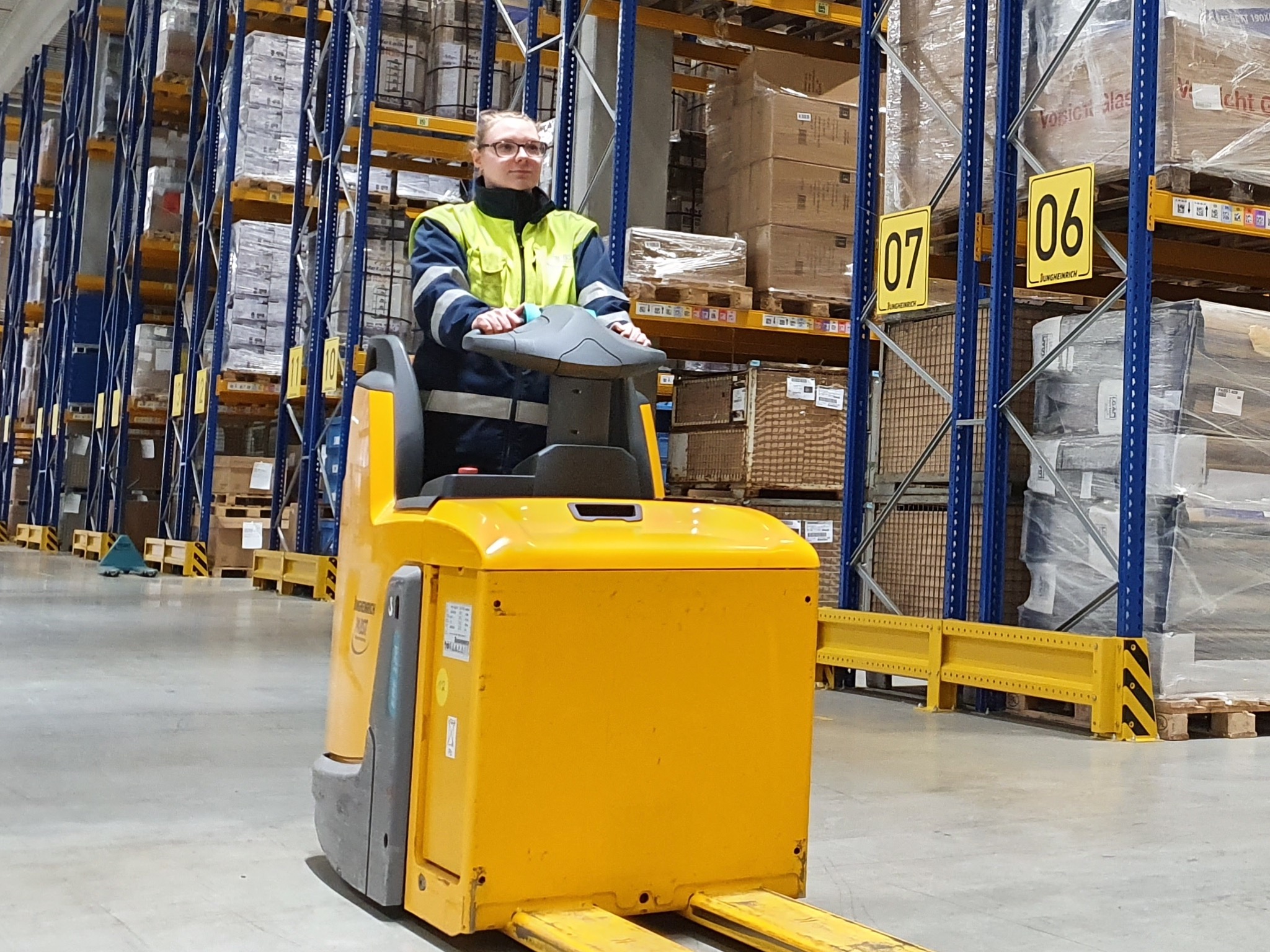 Die Auszubildende befördert die Ameise durch de Lagerhalle. Foto: Pabst Transport