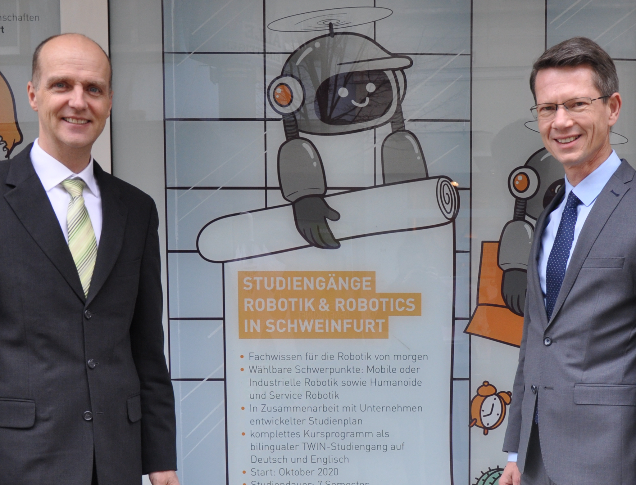 Schaufenster Robotik-Studiengang Spitalstraße Prof. Dr. Robert Grebner, Präsident der Hochschule für angewandte Wissenschaften Würzburg-Schweinfurt und Oberbürgermeister Sebastian Remelé (v.l.). Foto: Marina Euler, Stadt Schweinfurt