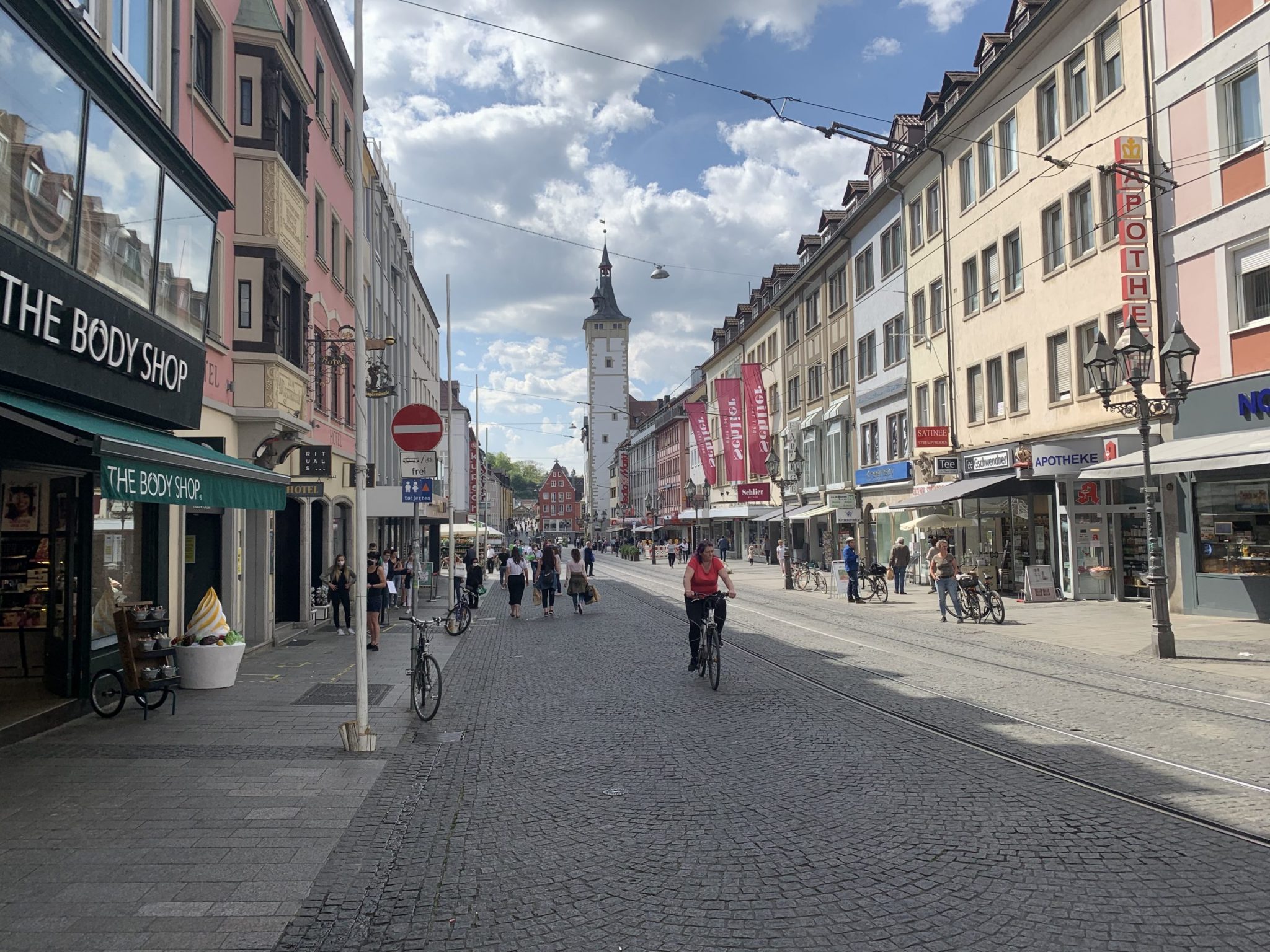 Innenstadt_Domstraße Die Domstraße an Tag 1 der Ladenöffnungen. Foto: Nico Jahnel