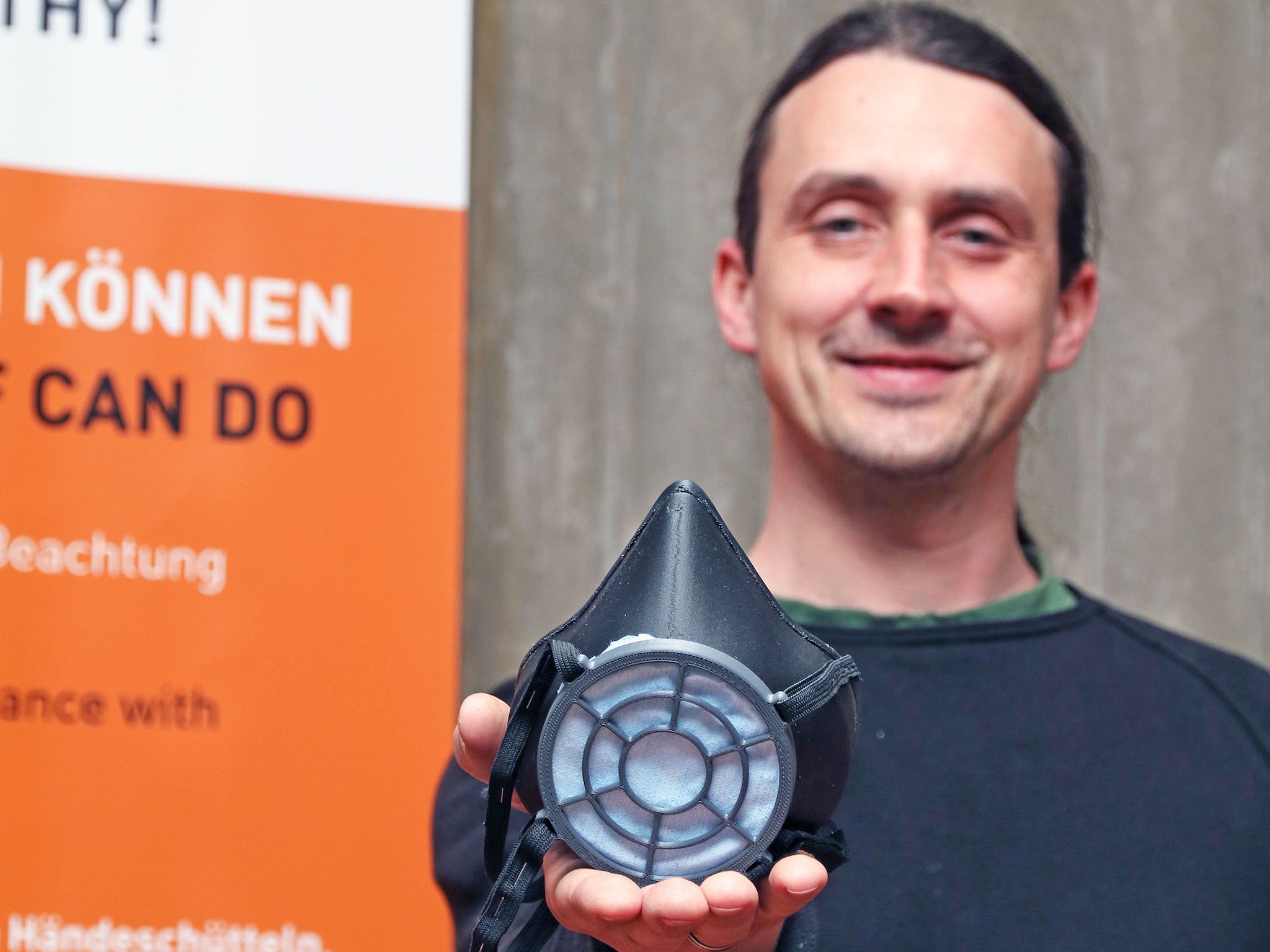 Roland Oppelt g_ Roland Oppelt, Mitarbeiter des Labors in der Fakultät Maschinenbau war bei der Entwicklung der Maske beteiligt. Foto: FHWS / Eva Kaupp.