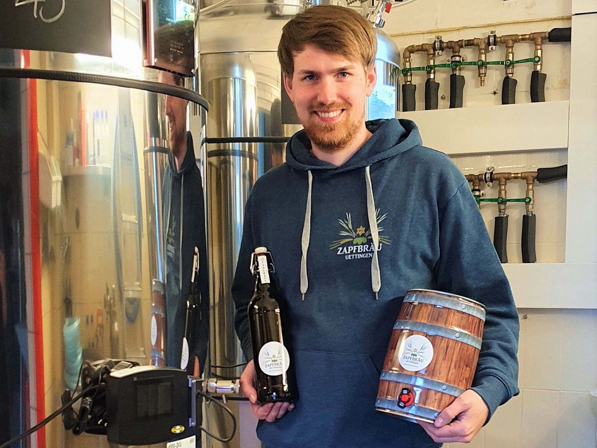 Andreas Herr mit einem Faß und einer Flasche Zapfbräu. Foto: Andreas Herr.