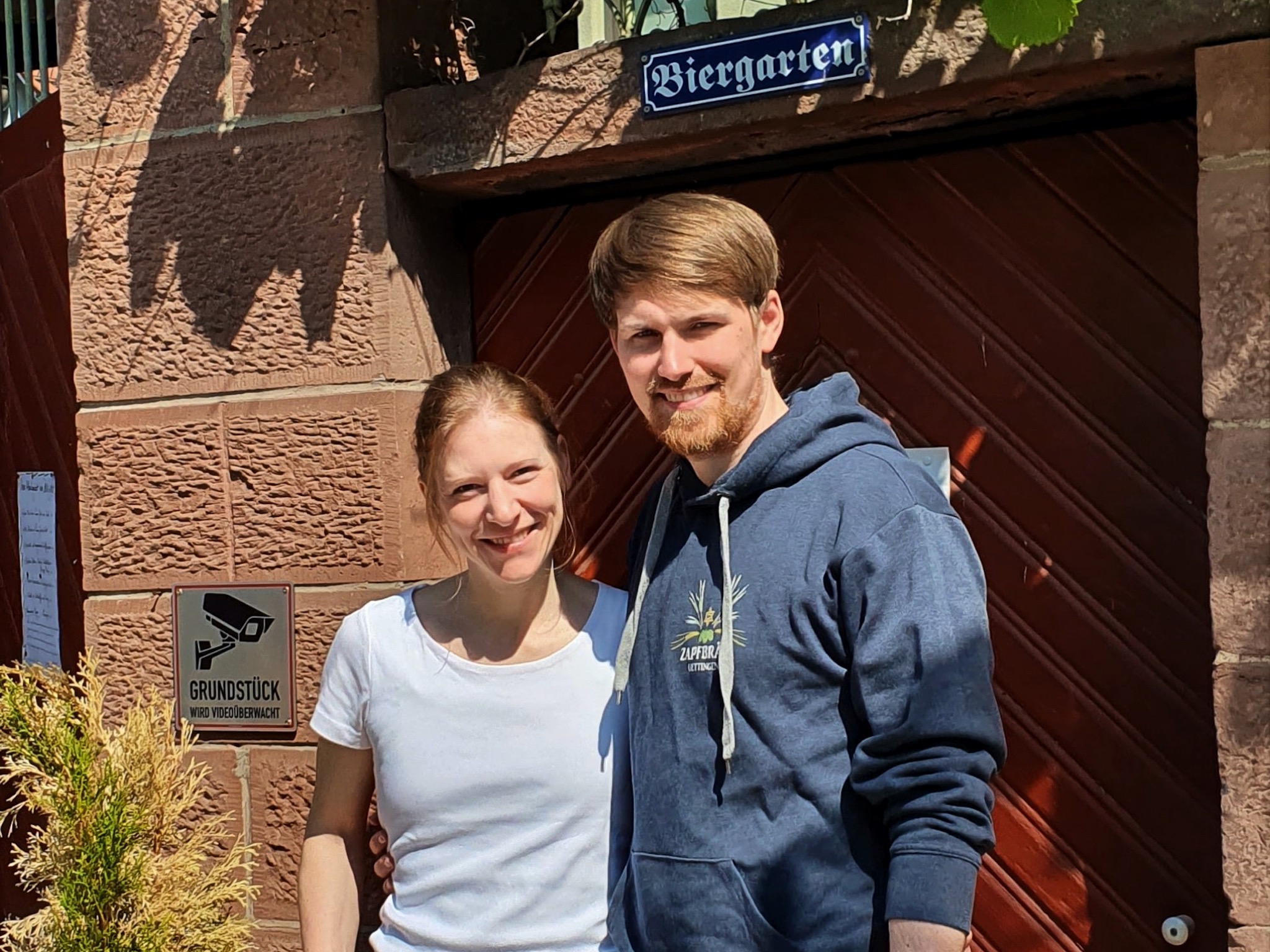 Andreas_Yvonne_ Yvonne Mennig & Andreas Herr vor dem Biergarten der Brauerei. Foto: Andreas Herr.