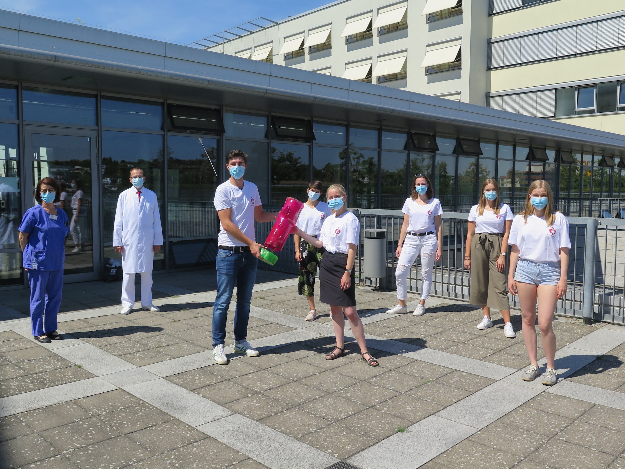 Medisspendenblut Übergabe des Pokals von Initiator Leonard Richter. Neben dem Team der Medizin Fachschaft waren auch Frau Veit und Herr Prof. Böck aus der Transfusionsmedizin anwesend. Foto: Margot Rössler, Universitätsklinikum Würzburg.