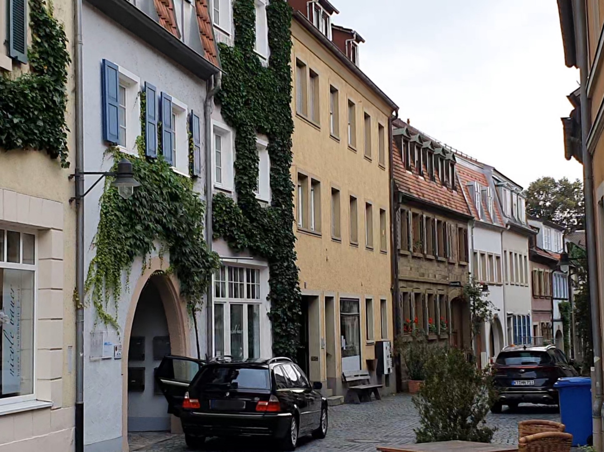 Die Judengasse in Schweinfurt ist mit seinen Fassaden aus früherer Zeit ein gelungenes Beispiel wiedergewonnener Altstadtatmosphäre. Sie befindet sich hinter den beiden Rathausgebäuden. Foto: Jacob Grimm