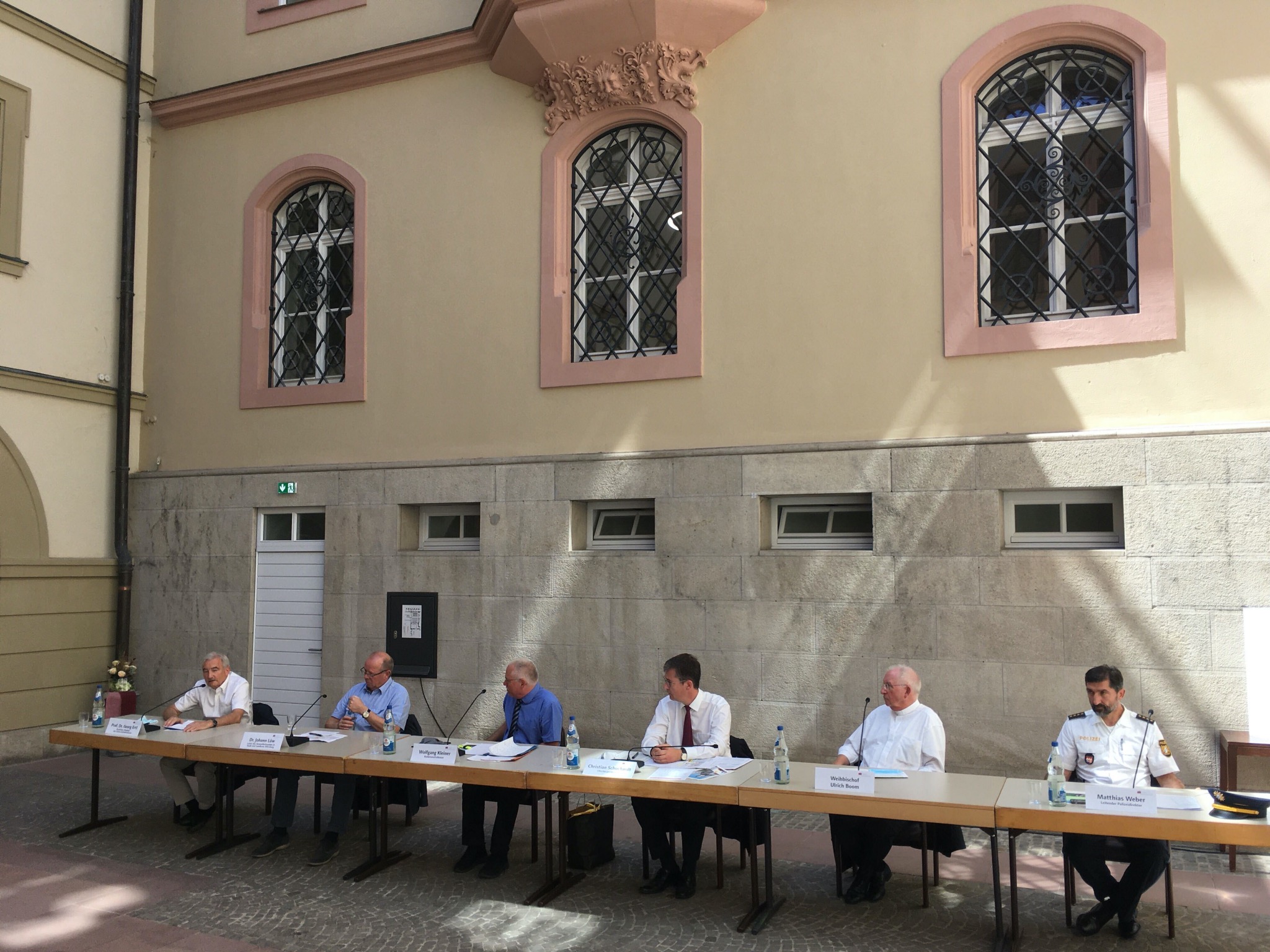 Vertreter von Stadt, Polizei, Gesundheitsamt, Uniklinik und Kirche bei einer Pressekonferenz. Foto: Jacob Grimm