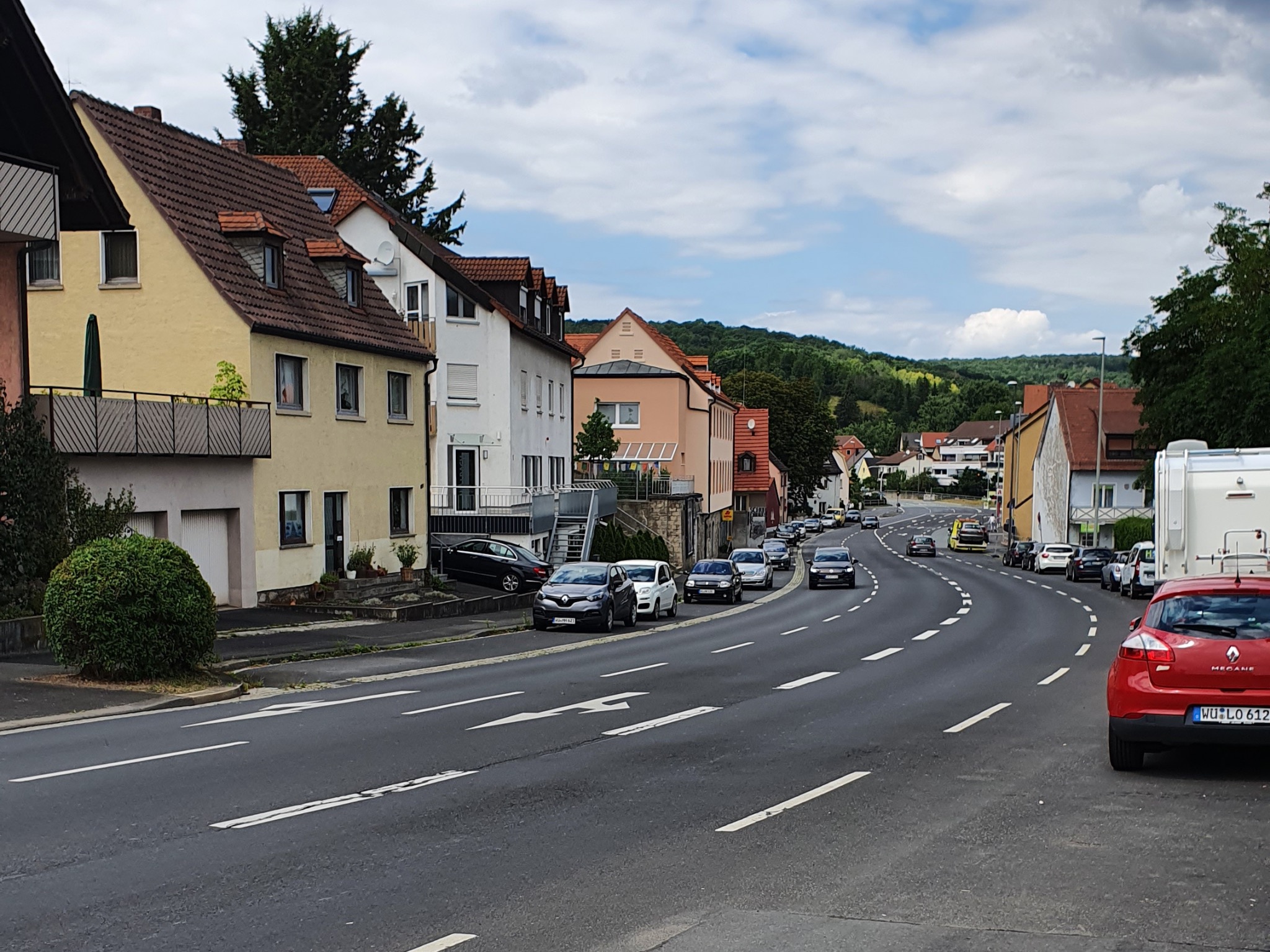 Die Versbacher Straße ist die Hauptverkehrsstraße des gleichnamigen Stadtteils. Foto: Jacob Grimm