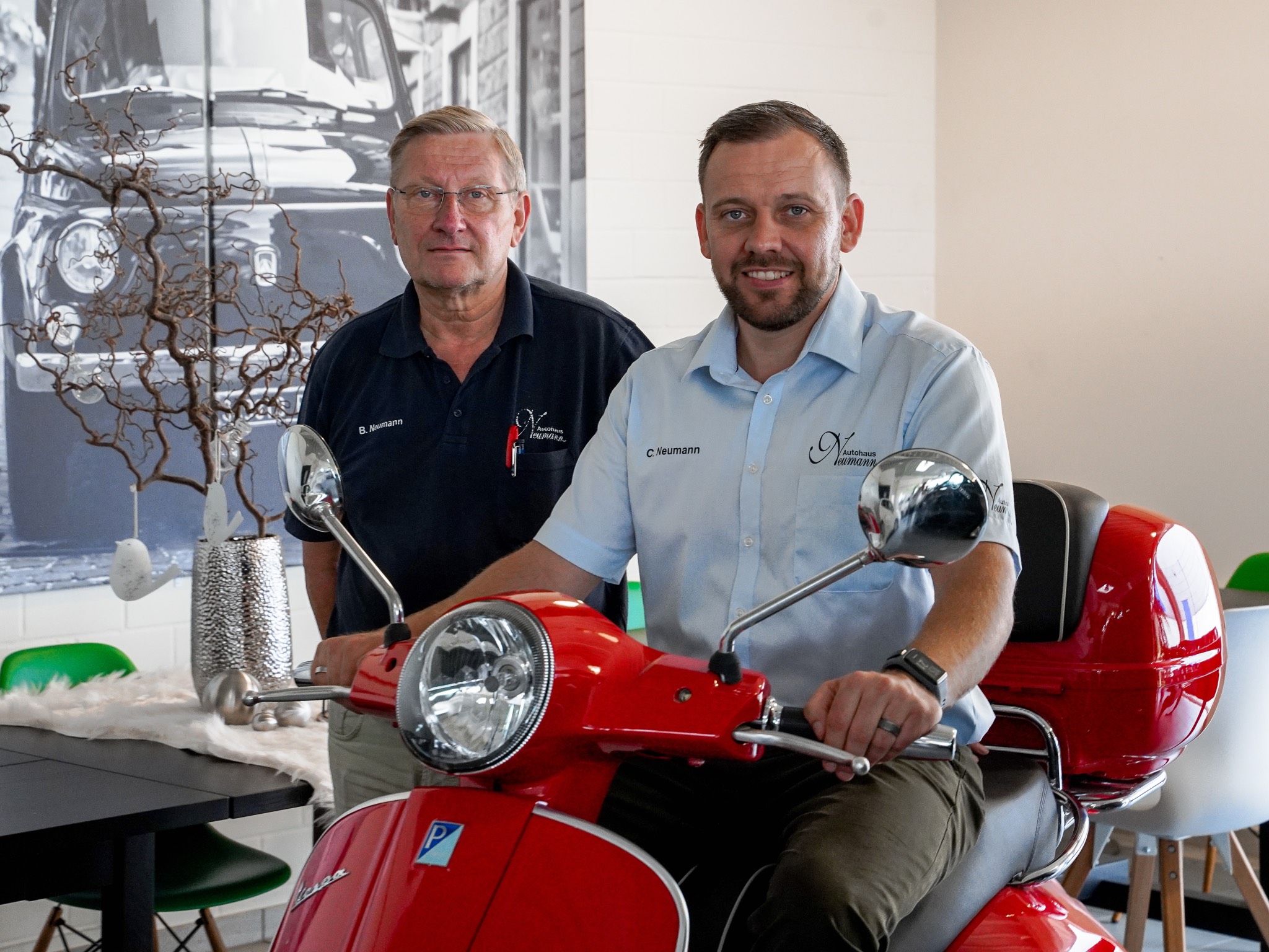 Den Geschäftsführern Berthold und Christian Neumann ist es wichtig, dass die Arbeit im Autohaus Spaß macht. Foto: Konstantin Winter