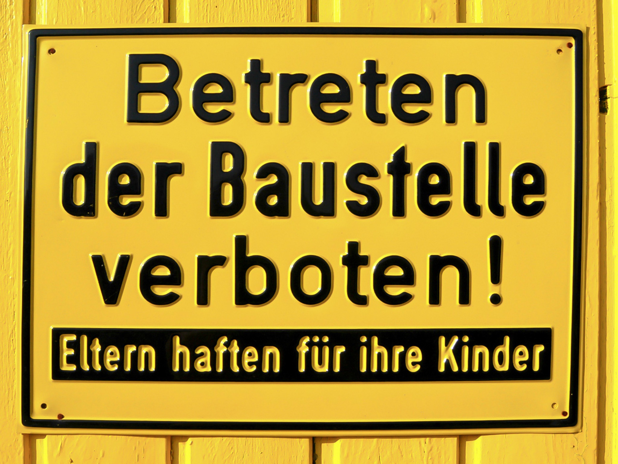 Betreten der Baustelle verboten Unberechenbar, gefährlich – und überall: Das Corona-Virus respektiert keine Regeln. Mangelnde "Corona-Disziplin" und fehlender Arbeitsschutz sowie zu niedrige Löhne rufen daher die IG BAU auf den Plan. Foto: IG BAU