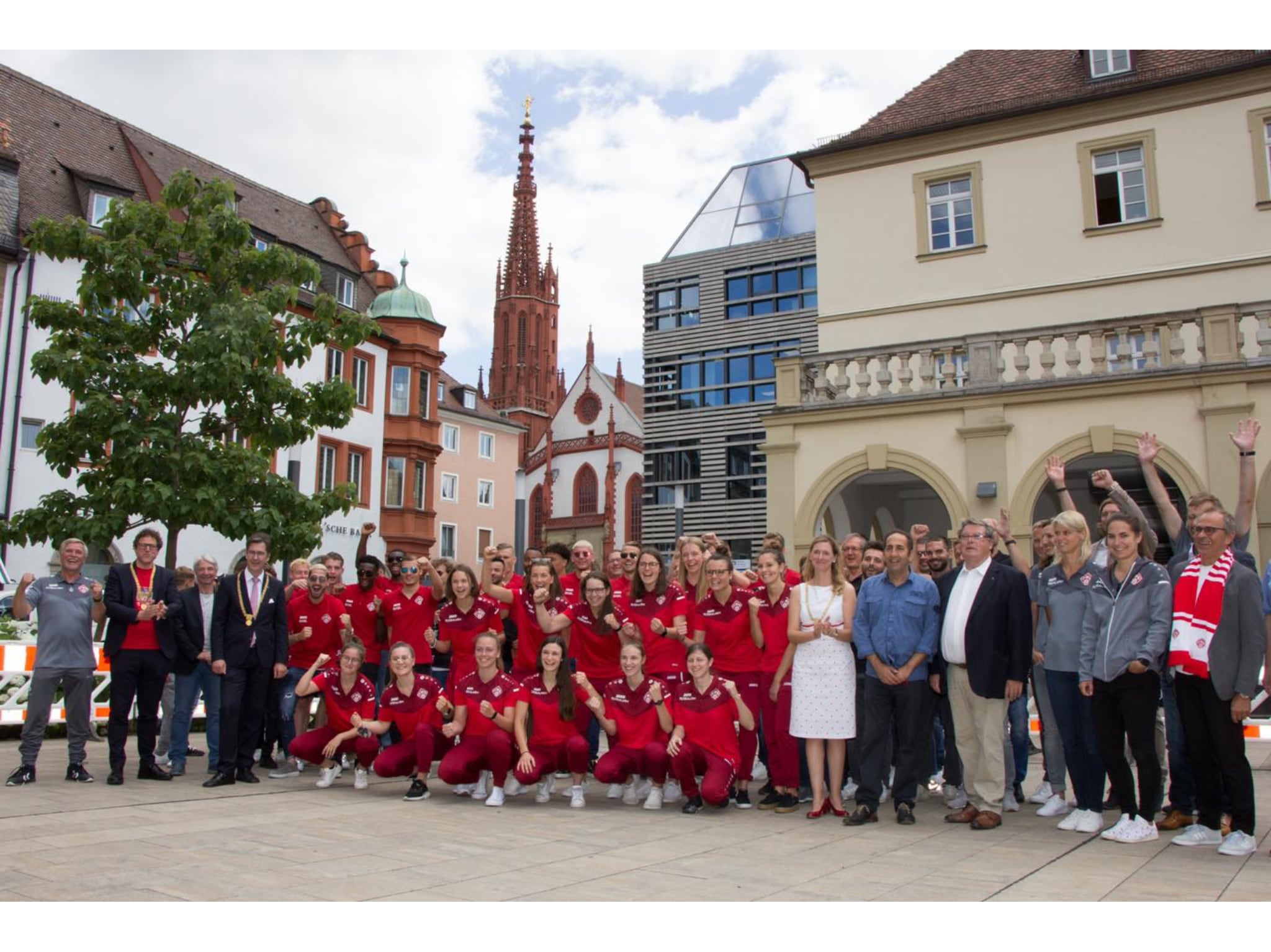 Roter Jubel vor dem Rathaus: Das Gruppenfoto zum Aufstieg der Kickers wird derzeit heftig diskutiert. Foto: Georg Wagenbrenner/ Stadt Würzburg