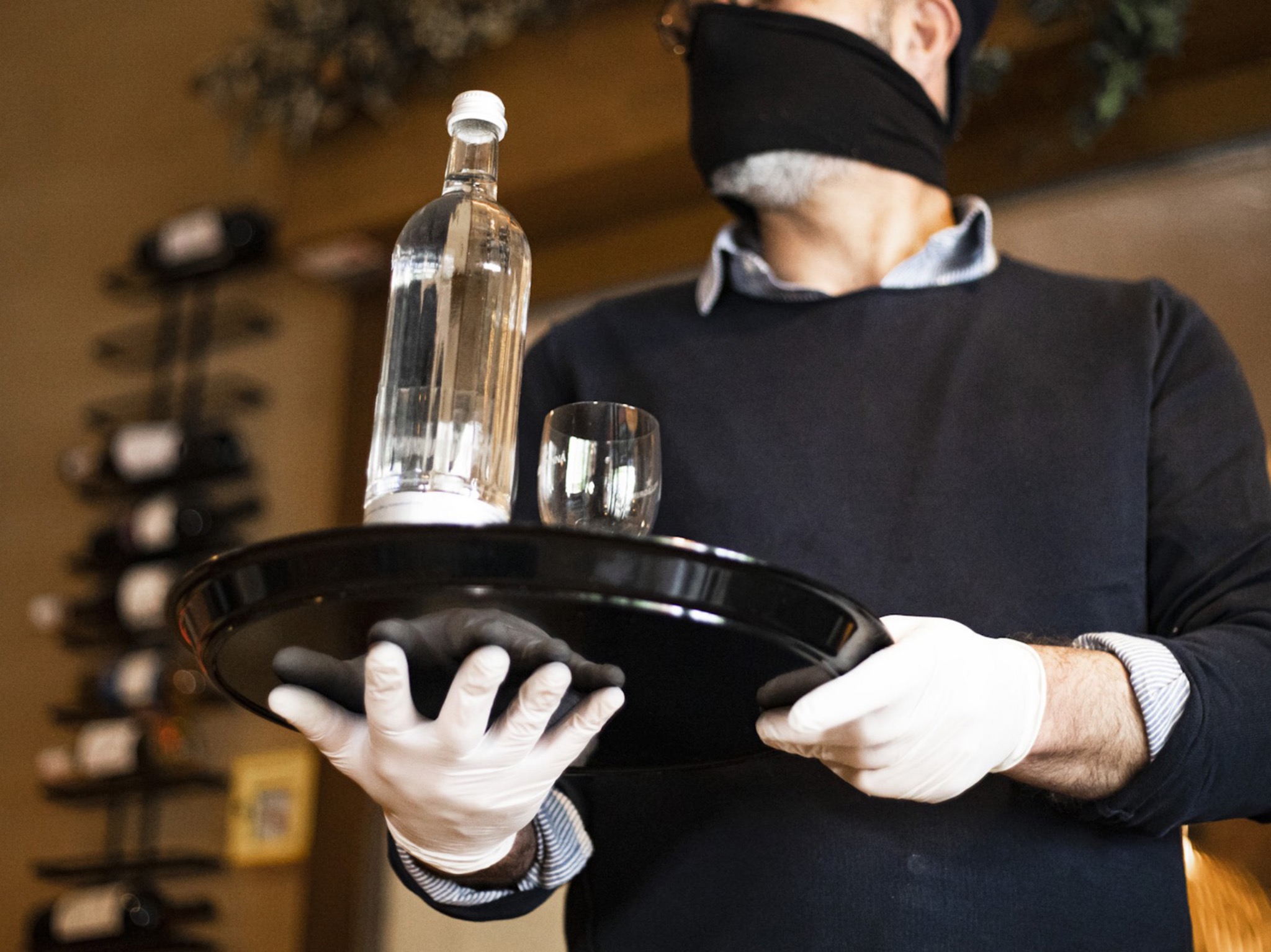 Kellner mit Mundschutz Kellner mit Mund-Nasen-Schutz: Die Gewerkschaft NGG will wissen, wie es Beschäftigten im Gastgewerbe unter Corona-Bedingungen geht – und hat dazu jetzt eine Branchenumfrage gestartet. Foto: NGG