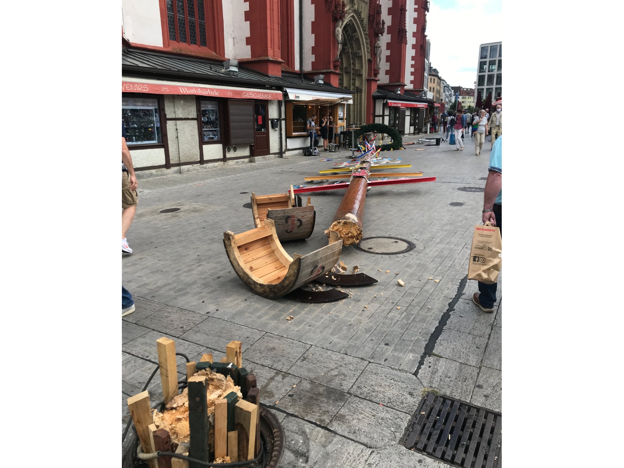 Der Maibaum auf dem Würzburger Marktplatz wurde Opfer der Sturmböen. Foto: Nick Nevi