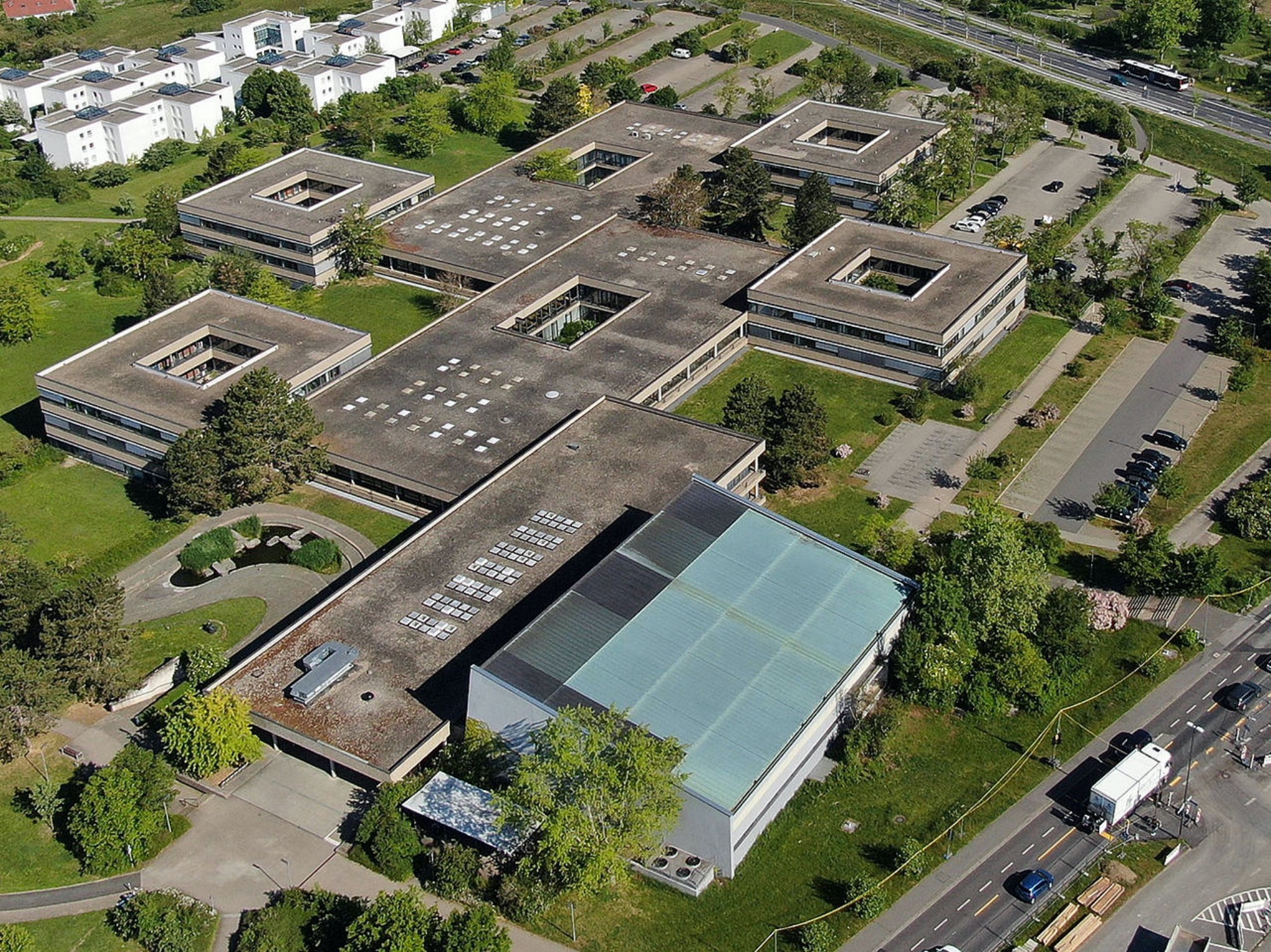Das Philosophiegebäude der Uni Würzburg von oben gesehen. Energetisch saniert werden zunächst die vier quadratischen Baukörper. Foto: Staatliches Bauamt Würzburg