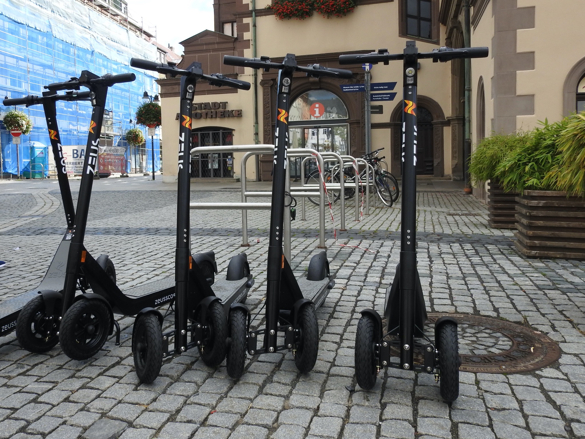 E-Scooter SW vor dem Rathaus 2020 10 11 E-Scooter vor dem Rathaus in Schweinfurt. Foto: Dirk Flieger