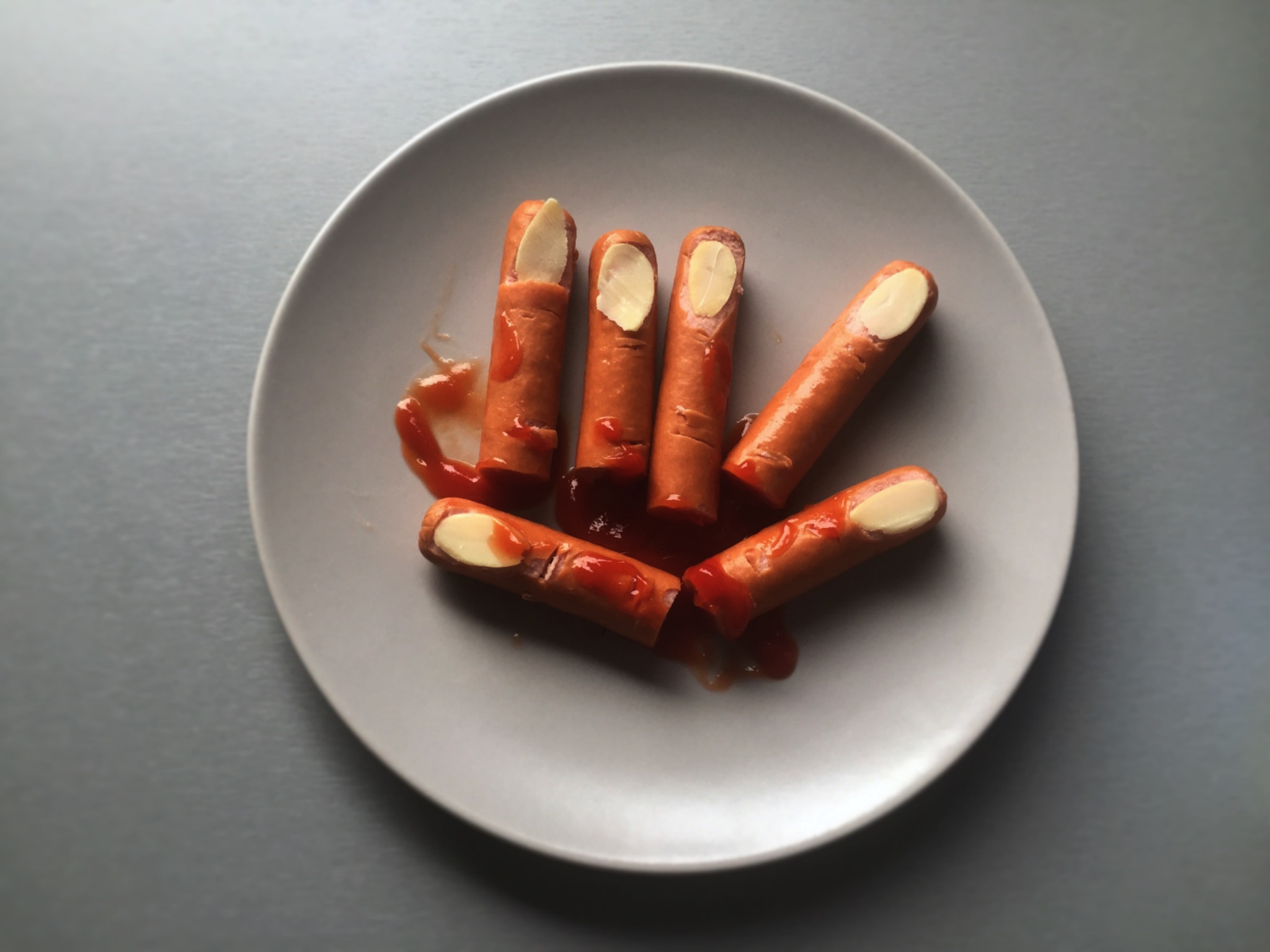 "Finger"-Food für Halloween. Foto: Selina Dietrich