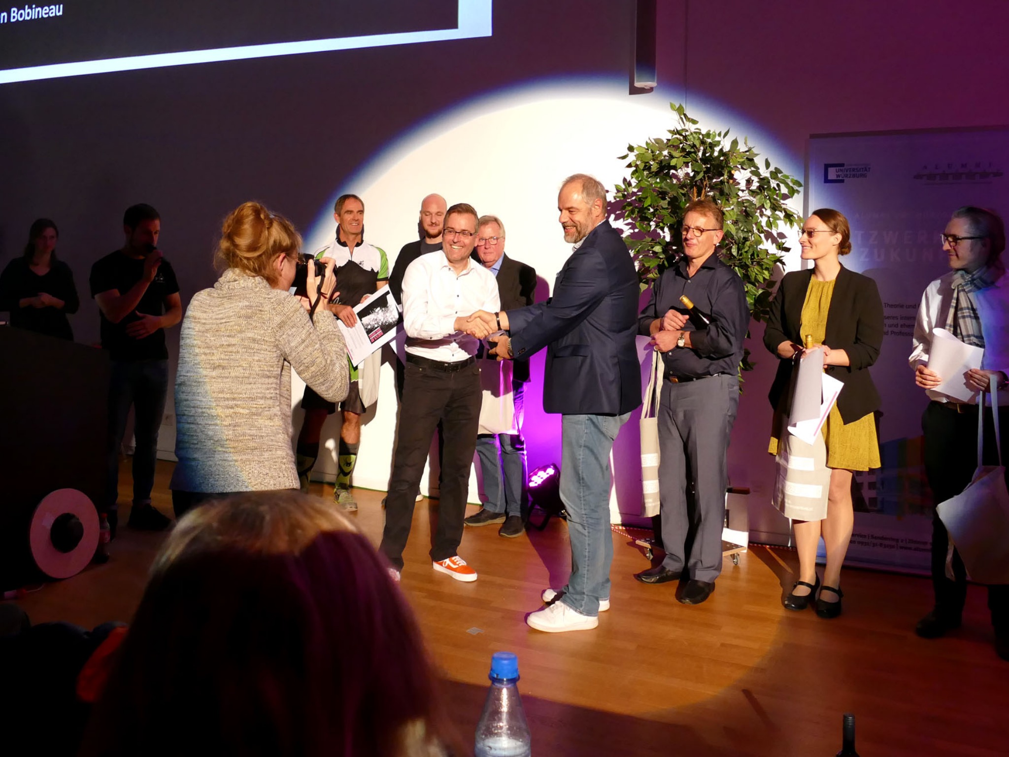 Mit dem Höchstwert von 106 Dezibel auf dem Applausometer stimmte 2019 das Publikum für Professor Dr. Karsten Kilians Vortrag über die „Magie von Marken“ als Sieger des 5. Science Slams ab. Der Vorjahressieger Professor Dr. Mario Fischer (Leiter des Studiengangs e-Commerce an der FHWS) gratulierte. Foto: FHWS-Archiv / Bolza-Schünemann