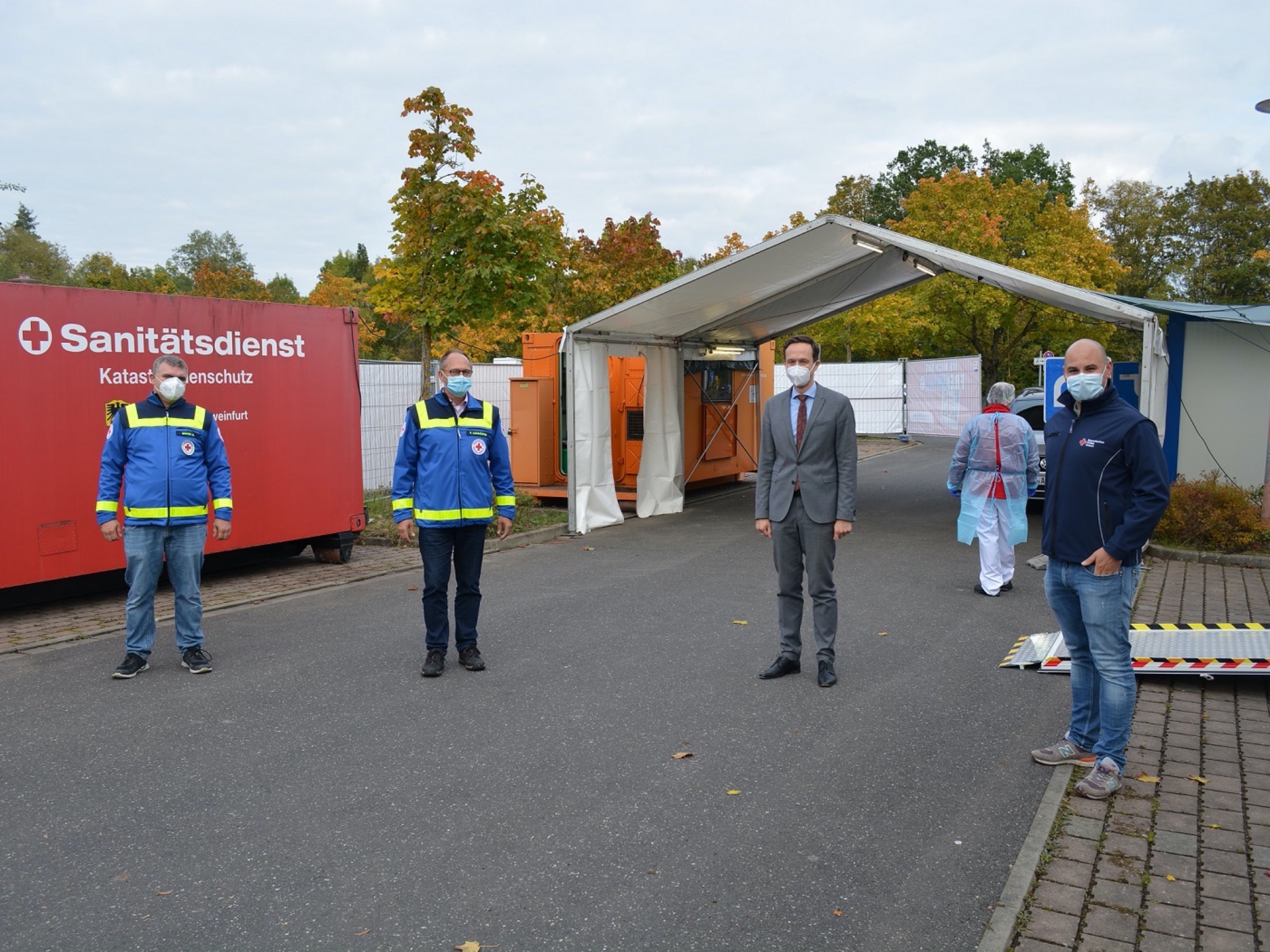 Testzentrum_Aussenstelle_Gerolzhofen Markus Bauer (Leiter BRK-Patientenfahrdienst), Thomas Lindörfer (BRK-Kreisgeschäftsführer), Landrat Florian Töpper und Michael Köth (Stellvertretender Leiter BRK-Rettungsdienst) (von links). Foto: Landratsamt Schweinfurt