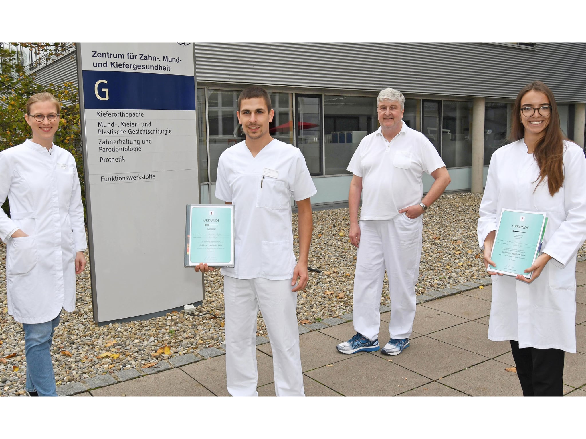 Zahnmedizin_Preis Christian Hoyer und Elena Ries mit den Urkunden zur „Goldenen Hedström-Feile 2019“ gemeinsam mit Dr. Britta Hahn, stellvertretend für die Ausbilder sowie PD Dr. Norbert Hofmann, hauptverantwortlich für die präklinische endodontische Ausbildung. Es fehlt die dritte Preisträgerin Christine Karus. Bild: Klaus Nowarra / Uniklinikum Würzburg
